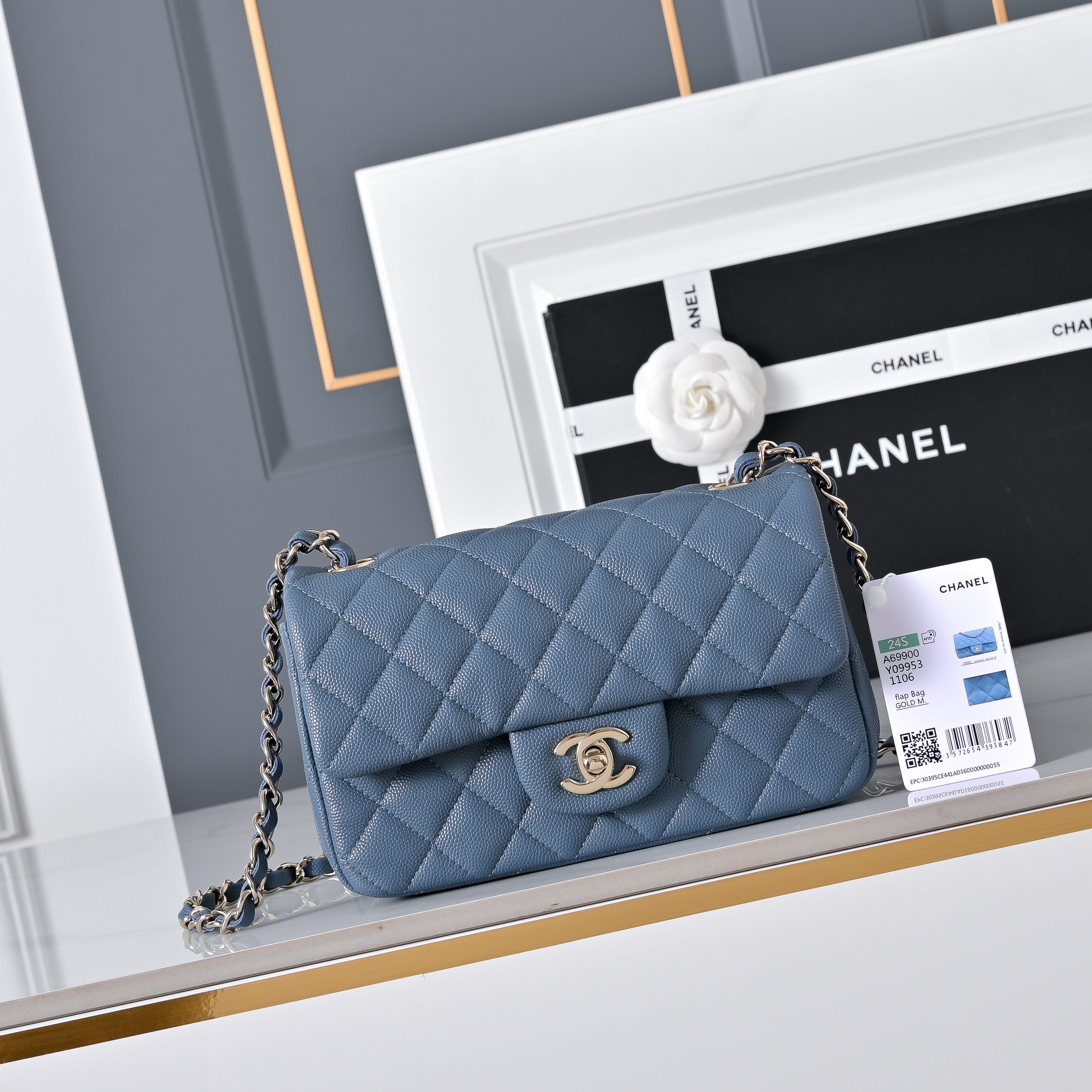 Сумка Chanel Classic Flap Mini с золотой фурнитурой