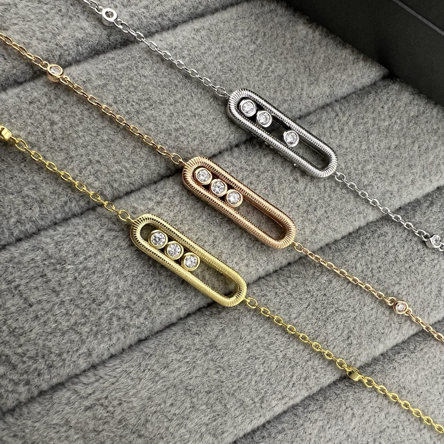 ￥118MESSIKA 梅西卡  灵动三钻树皮纹拉丝面手链
颜色： 白金色 玫瑰金 黄金色