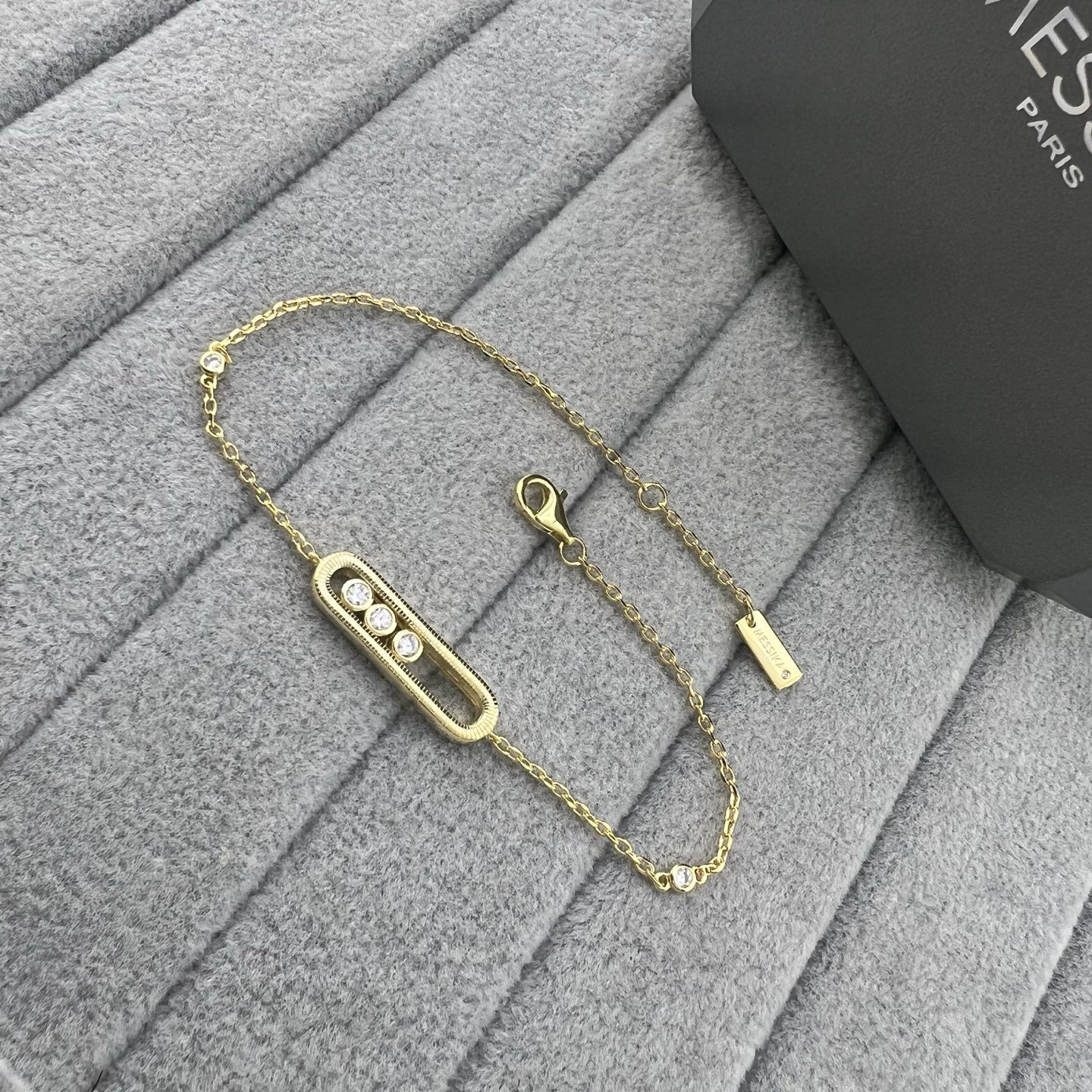 ￥118MESSIKA 梅西卡  灵动三钻树皮纹拉丝面手链
颜色： 白金色 玫瑰金 黄金色