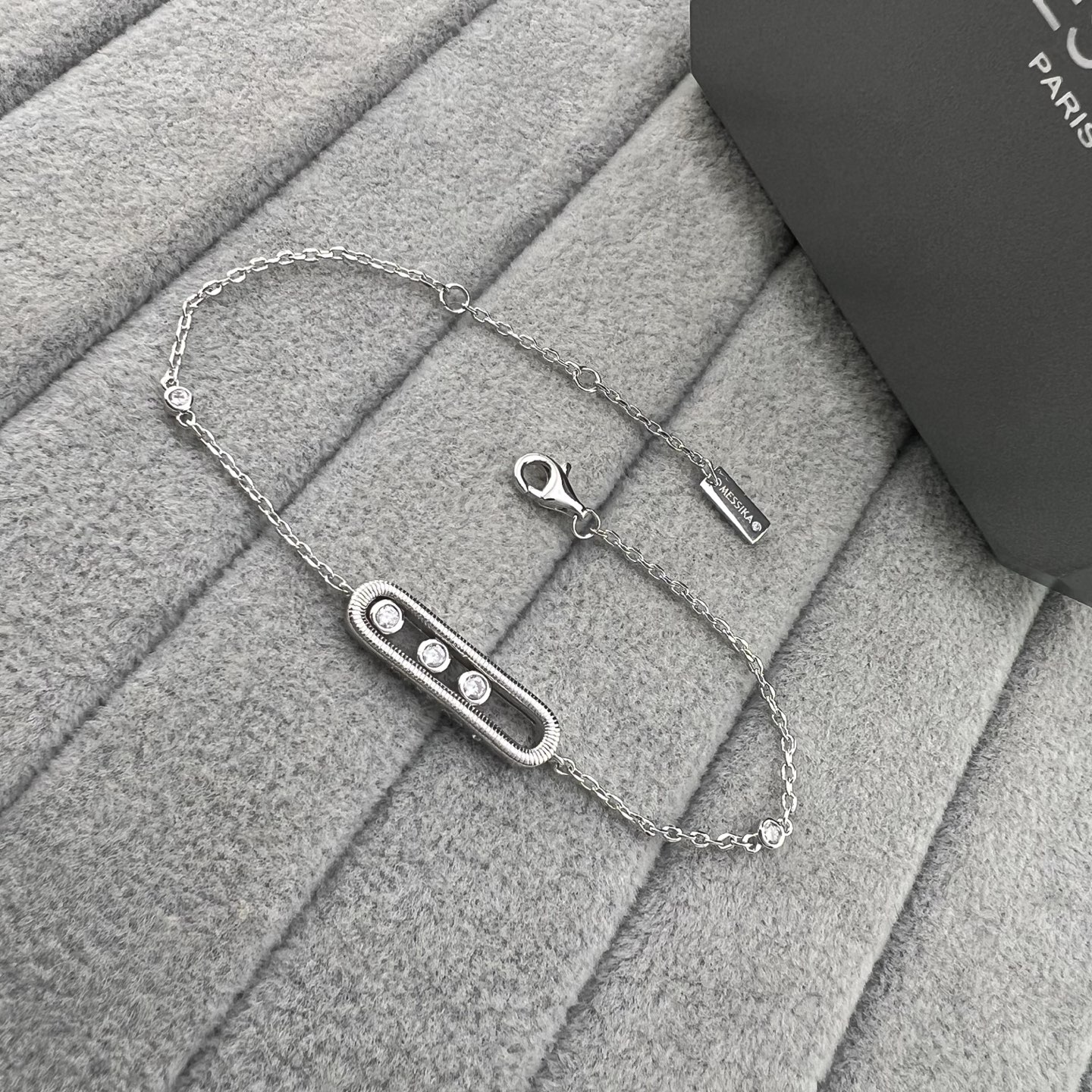 ￥118MESSIKA 梅西卡  灵动三钻树皮纹拉丝面手链
颜色： 白金色 玫瑰金 黄金色