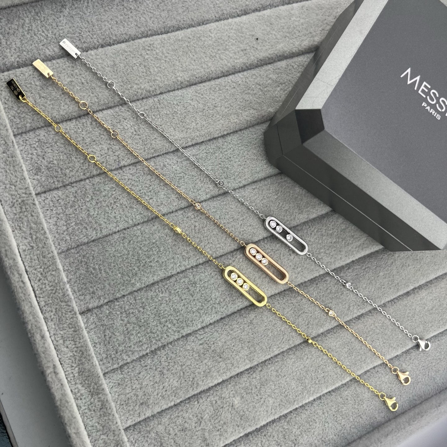 ￥118MESSIKA 梅西卡  灵动三钻树皮纹拉丝面手链
颜色： 白金色 玫瑰金 黄金色