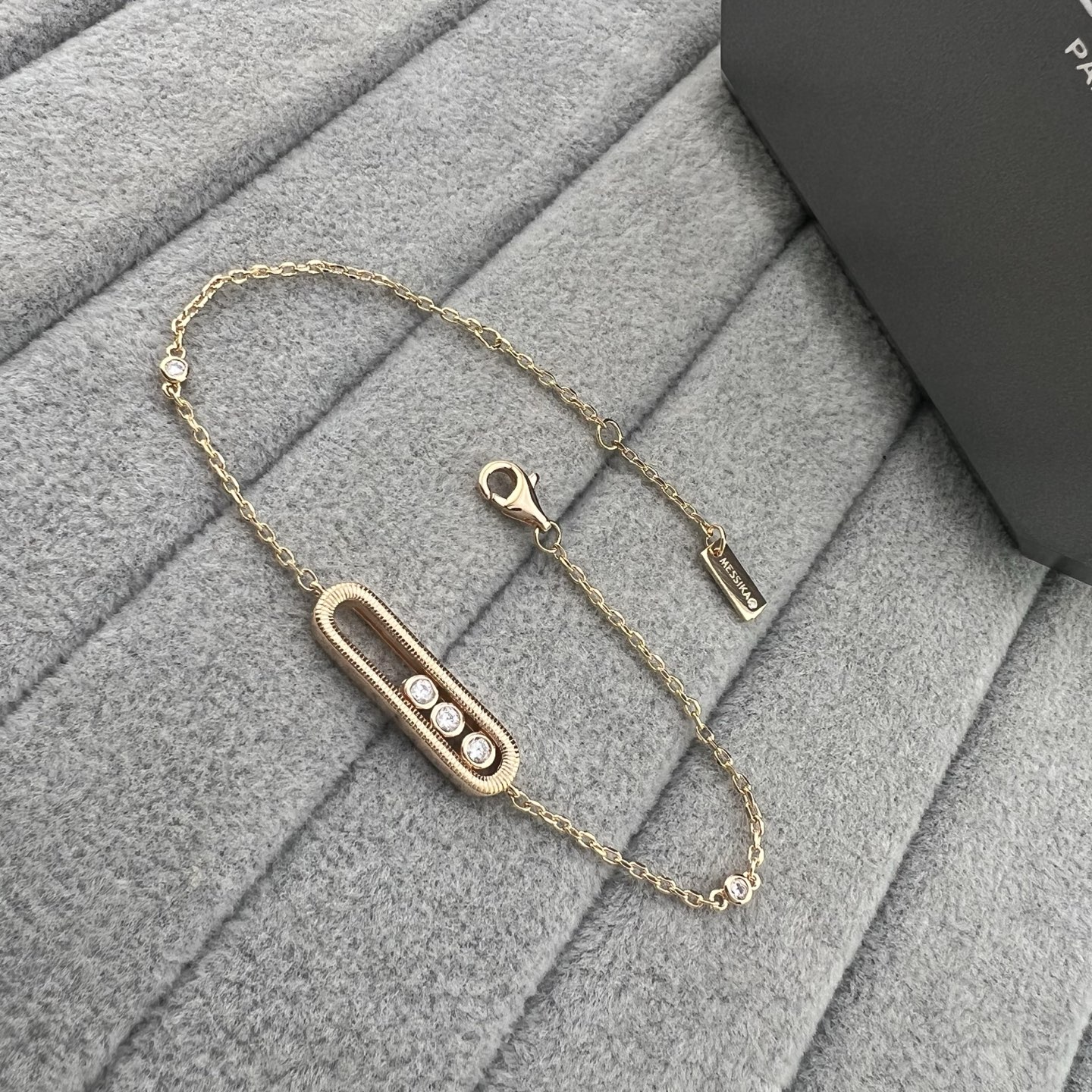 ￥118MESSIKA 梅西卡  灵动三钻树皮纹拉丝面手链
颜色： 白金色 玫瑰金 黄金色