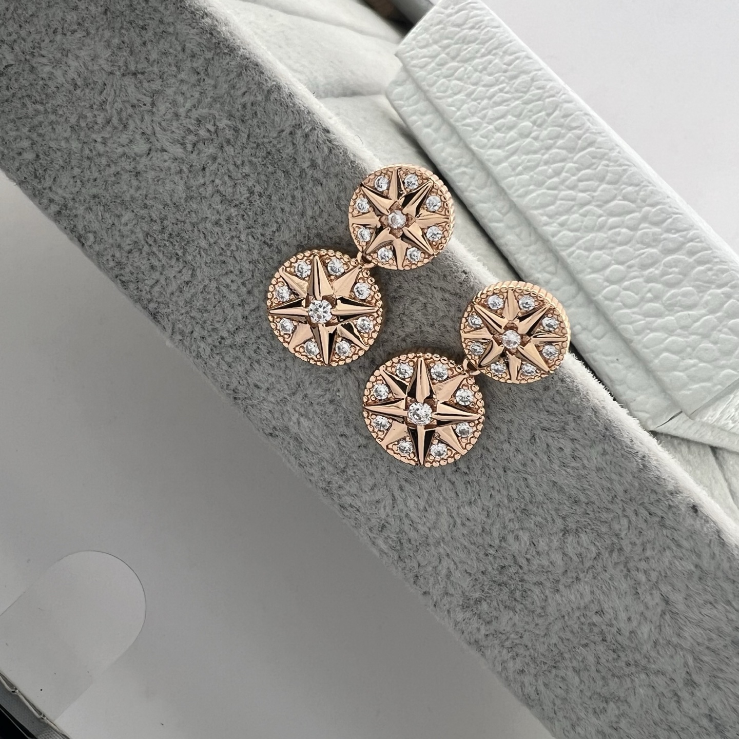 ￥98 Dior迪奥   八芒星圆盘满钻分件耳钉耳钉
颜色：白金色 玫瑰金 黄金色