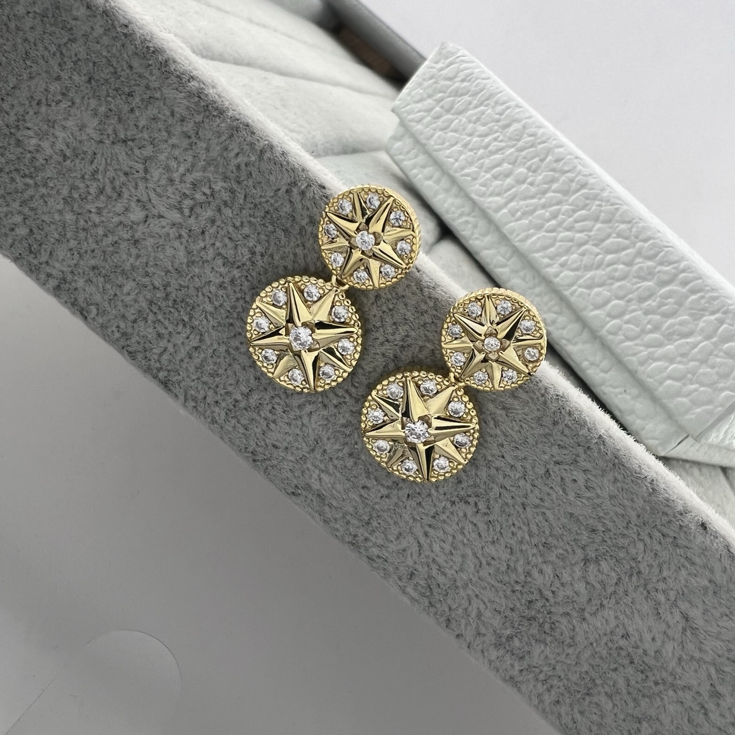 ￥98 Dior迪奥   八芒星圆盘满钻分件耳钉耳钉
颜色：白金色 玫瑰金 黄金色