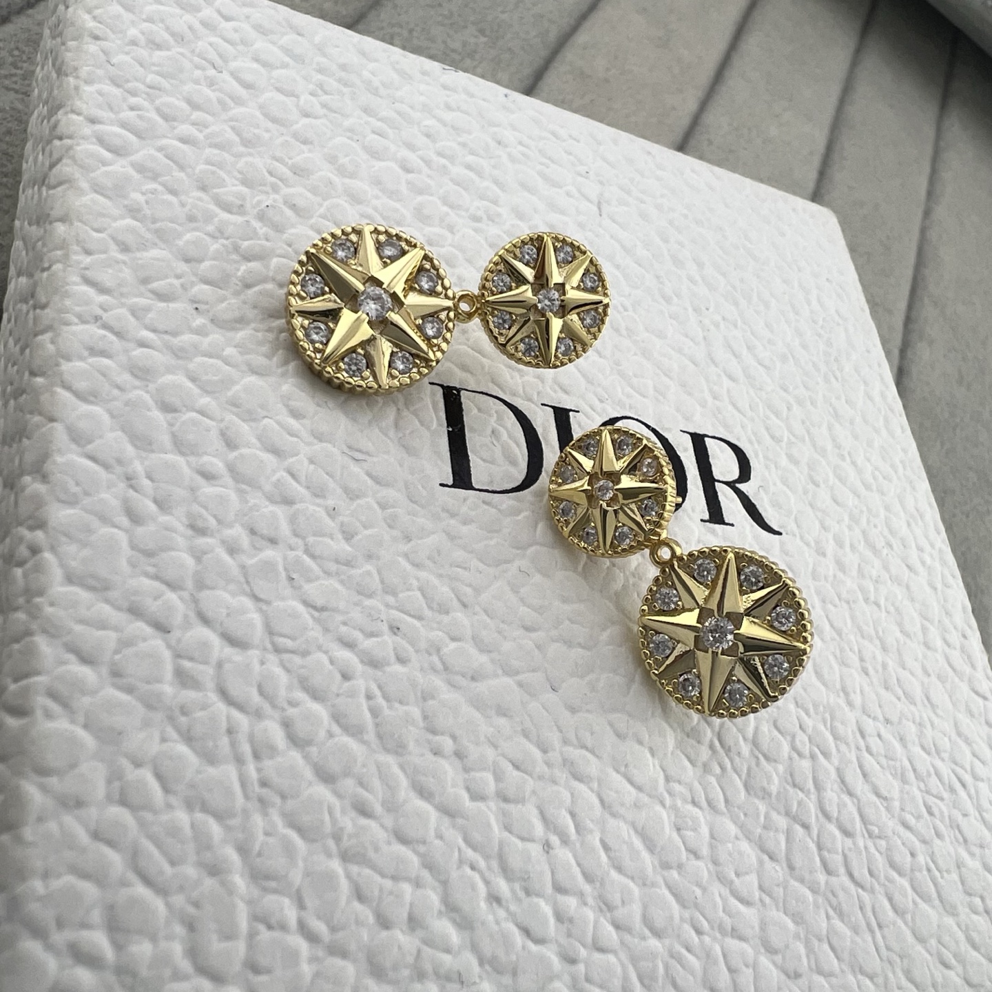 ￥98 Dior迪奥   八芒星圆盘满钻分件耳钉耳钉
颜色：白金色 玫瑰金 黄金色