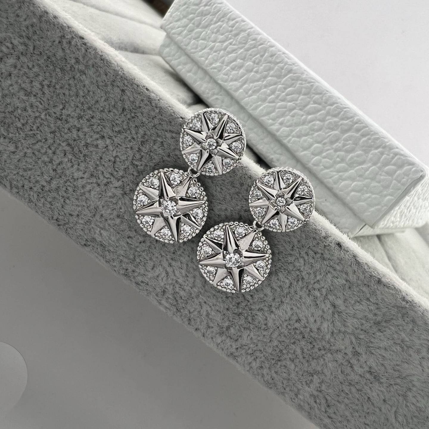 ￥98 Dior迪奥   八芒星圆盘满钻分件耳钉耳钉
颜色：白金色 玫瑰金 黄金色