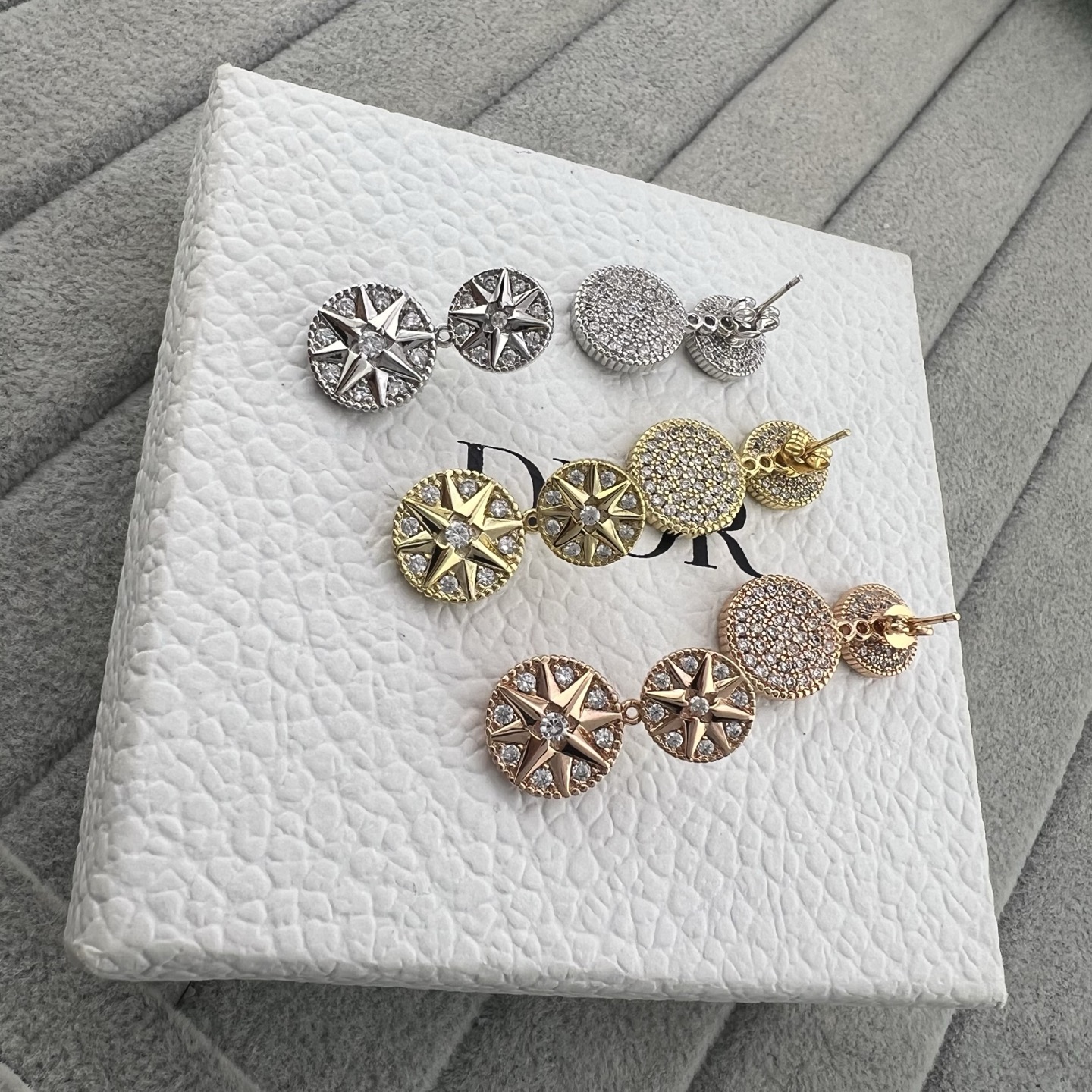 ￥98 Dior迪奥   八芒星圆盘满钻分件耳钉耳钉
颜色：白金色 玫瑰金 黄金色