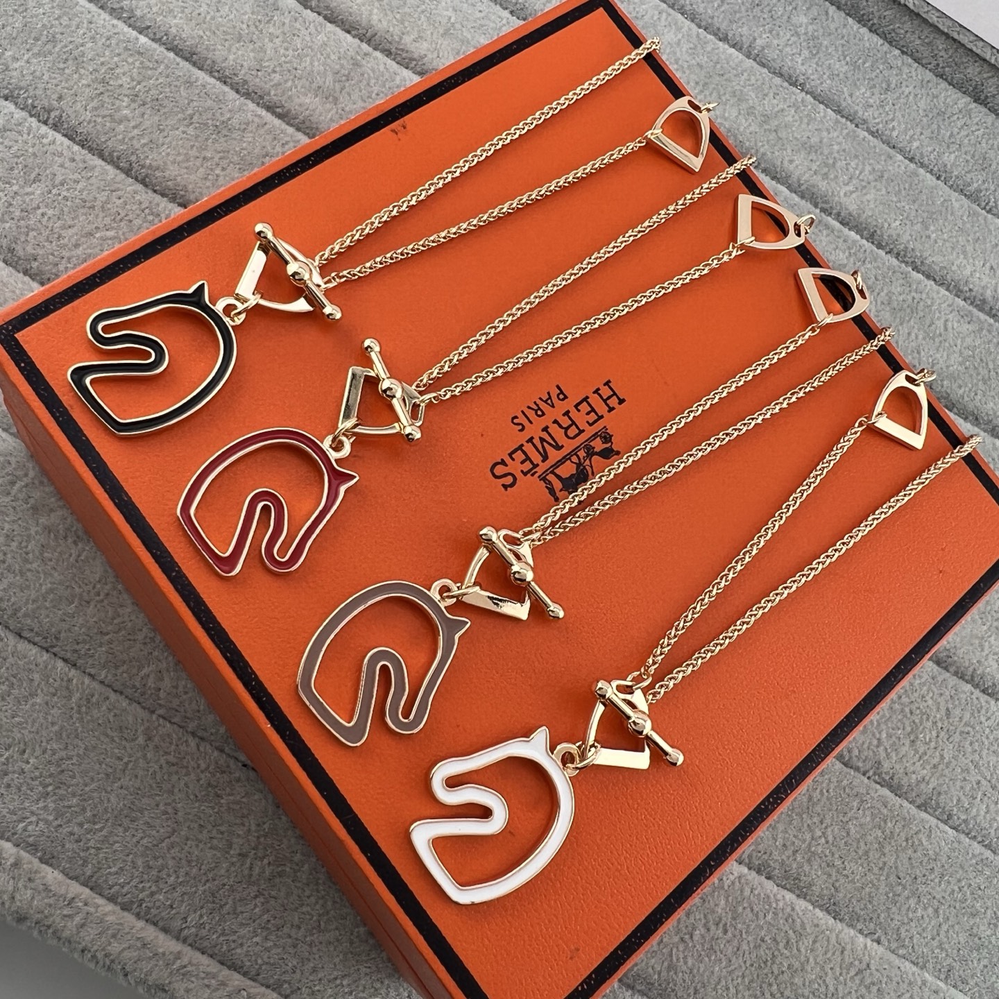 NO:723120,Hermès New Year's model best-selling for the Year of the Horse, rose gold series, enamel horse head pendant necklace, Hermès necklace, hermes,necklace19860909爱马仕 新年款马年热销 玫瑰金系列 珐琅马头吊坠项链,爱马仕项链,hermes,necklace,Jewelry