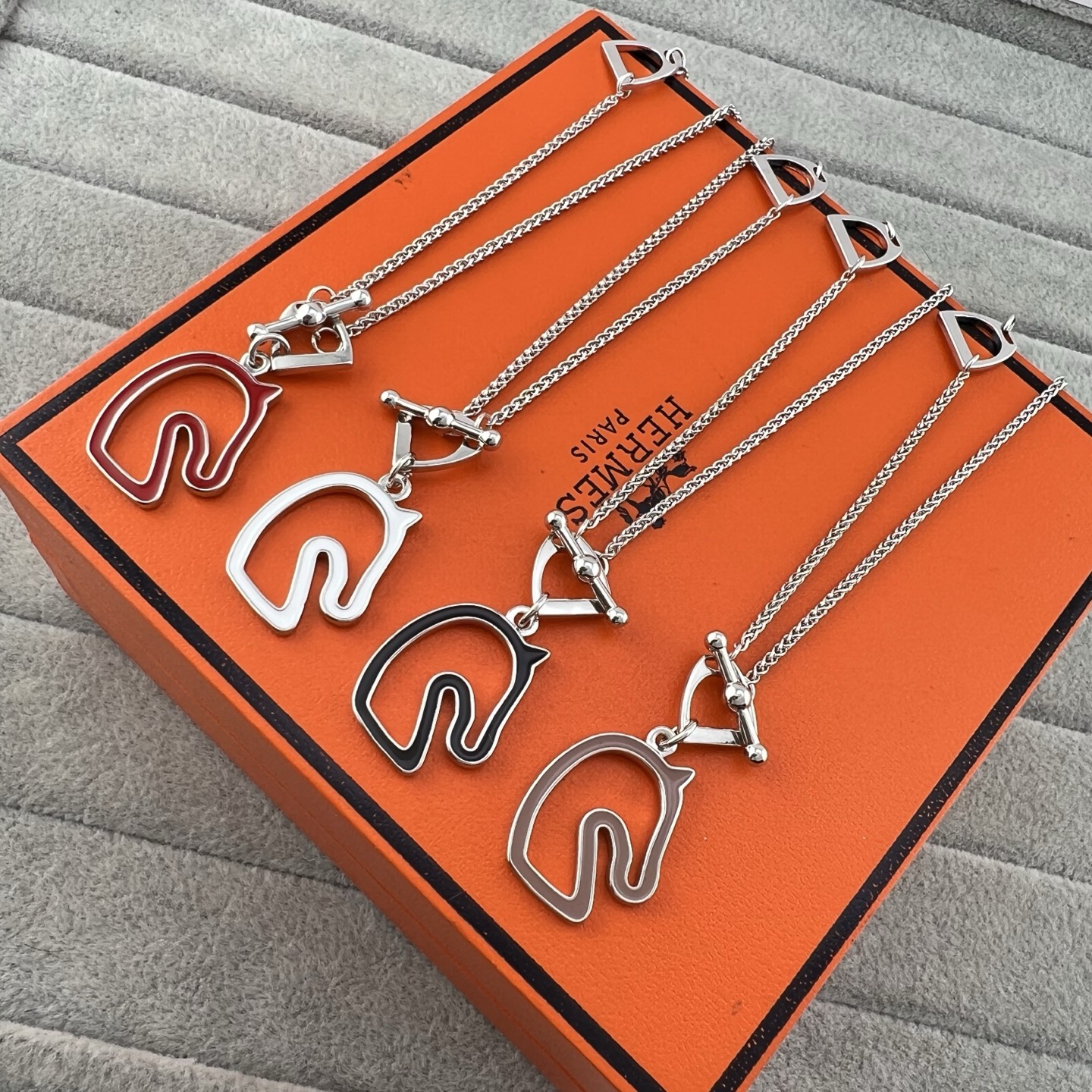 NO:723127,Hermès New Year's model for the Year of the Horse, white gold series, enamel horse head pendant necklace, Hermès necklace, hermes,necklace19860909爱马仕 新年款马年热销 白金色系列 珐琅马头吊坠项链,爱马仕项链,hermes,necklace,Jewelry