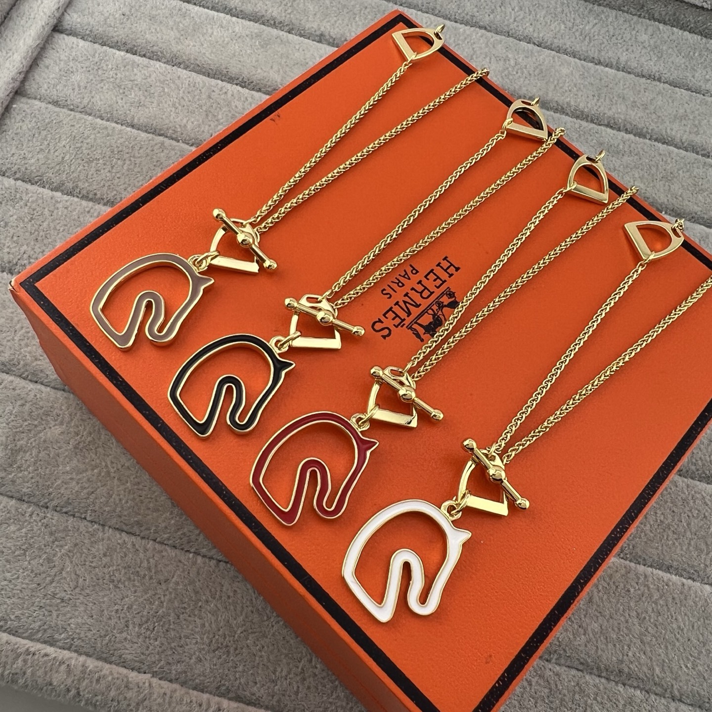 NO:723133,Hermès New Year's model, Year of the Horse, best-selling gold series, enamel horse head pendant necklace, Hermes necklace, hermes, necklace, gold19860909爱马仕 新年款马年热销 黄金色系列 珐琅马头吊坠项链,爱马仕项链,hermes,necklace,gold,Jewelry