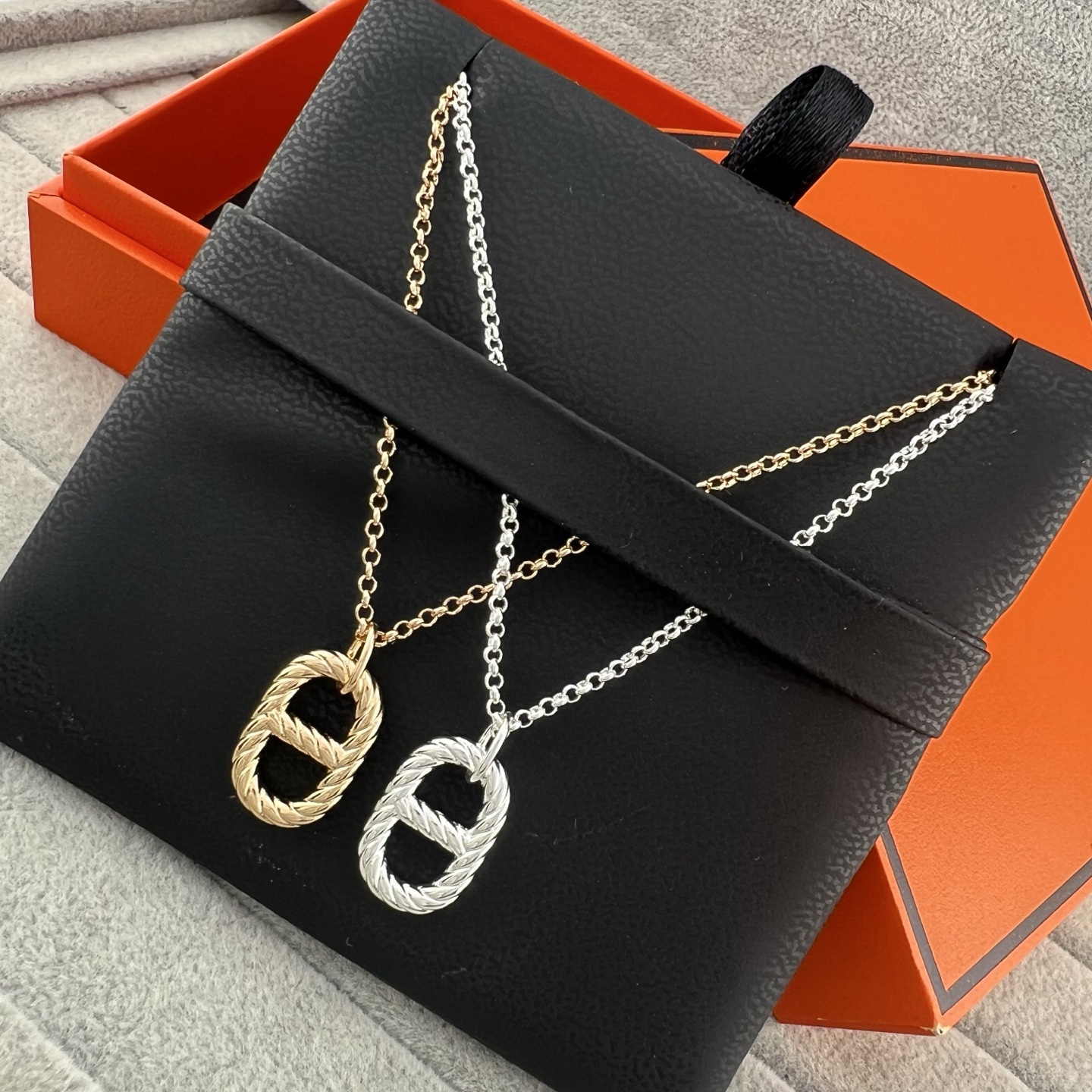 NO:857672,Hermès new products are on the shelves. Button pig nose TO buckle necklace, Hermès necklace, hermes,necklace19860909爱马仕 新品上架 纽纹猪鼻子TO扣项链,爱马仕项链,hermes,necklace,Jewelry