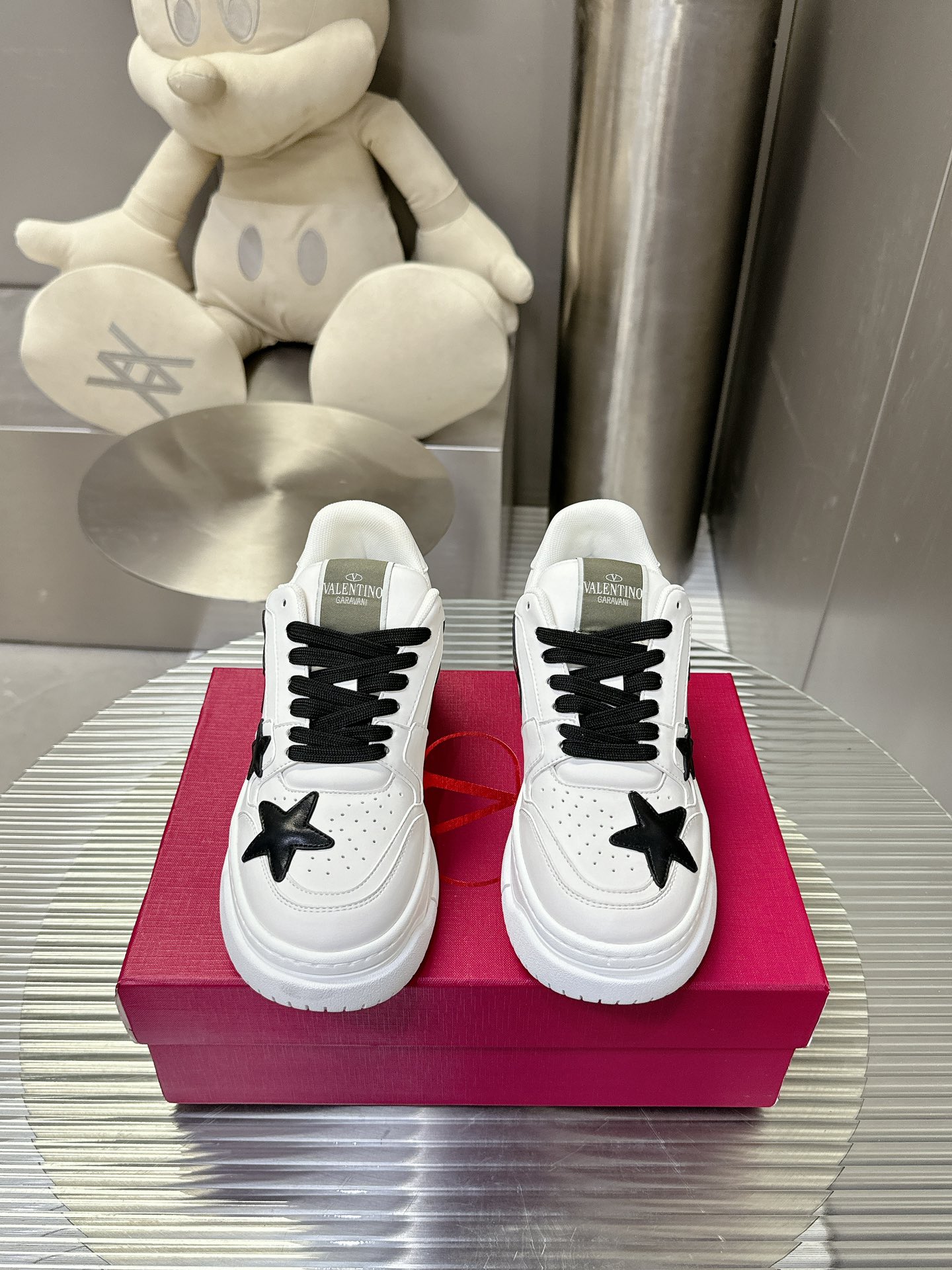 NO:238822,Valentino thick sole (couple model) ONE STUD low-top soft sheep leather sneakers - semi-matte craftsmanship processing oversized rivet details - heel and tongue decoration Valentino Garavani silk screen printing Logo - rubber sole, decorative bas-relief oversized rivet details - rubber sole pattern, decorative oversized rivet patterns - size 35-45, casual shoes/sneakers, valentino, sneakers19860909Valentino 厚底（情侣款）ONE STUD 低帮软羊革运动鞋 - 半哑光工艺效果处理超大铆钉细节 - 鞋跟和鞋舌装饰 Valentino Garavani 丝网印刷 Logo - 橡胶鞋底,装饰浅浮雕式超大铆钉细节 - 橡胶鞋底花纹,装饰超大铆钉图案 - 码数35-45,休闲鞋/运动鞋,valentino,sneakers,Women's Shoes