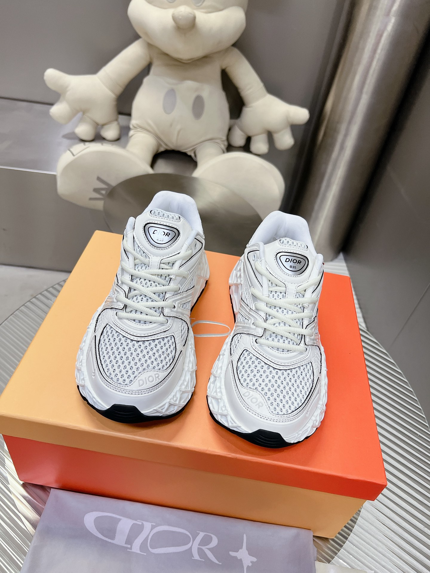 NO:234655,Diorx Kaws Dior joint-branded capsule series hollow mesh Dior x Kaws Dior joint-branded B35 capsule series hollow mesh This new sneaker named B35 NXT uses 3D printing technology to make a hollow sole. The body part is a dad shoe style mesh splicing and smooth line layout that fits the current aesthetics, integrating retro millennial and modern technology sense. This new shoe also provides different style color schemes such as bright color system, dark color system, and retro low saturation color system, which has very good compatibility in different styles. New shoes that combine cutting-edge technology with retro aesthetics. Size 35-45, dad shoes, dior, dior, sneakers19860909Diorx Kaws迪奥联名款胶囊系列 镂空 网面 Dior x Kaws迪奥联名款B35胶囊系列镂空 网面这款名为B35 NXT 的新款运动鞋,采用了3D打印技术制成镂空式鞋底,鞋身部分则是十分契合当下审美的老爹鞋样式网面拼接与流畅线条布局,将复古千禧感与现代科技感浑然融为一体,这双新鞋款还提供了亮色系、暗色系,以及复古低饱和色系等不同风格配色方案选择,在不同风格造型中都有着十分不俗的兼容性.将前沿科技与复古审美相结合的鞋履新作 码数35-45,老爹鞋,dior,dior,sneakers,Women's Shoes