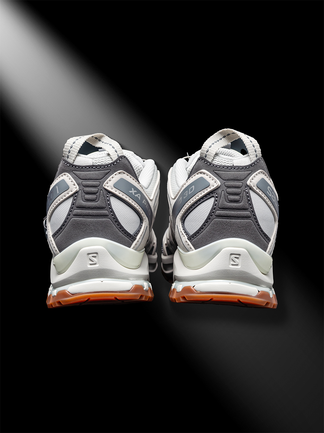 放店💰110 🉐福利特价 原210版本
SALOMON 萨洛蒙 XA PRO 3D 户外运动 网布减震防滑透气 低帮跑步鞋 男女同款 羽毛灰
纯原外贸平台特供订单 耗时半年巨作
#全套原纸板楦头开发
#原厂特供网布配套加持
#确保原汁原味 完美呈现版型
#原档数据独家私模五层组合大底
#男女鞋同步官方开发至46
#原装Ortholite轻量化鞋垫
#中底布带钢印编号 原厂TPU锁扣
#进口港宝加持 后跟自然饱满 还原公司包裹性
#鞋面采用SENSIFT贴合技术
#全方位贴合包裹脚型
#鞋跟部鞋底牵引设计
#提供强大的抓地性能
#更适应野外崎岖不平的道路
#其3D ADVANCED CHASSIS底盘 材料轻量大化 钉齿设计更具稳定性 防护性
#鞋底易磨损区运用CONTAGRIP高耐磨材料 应对城市硬质路面长距离跑考验
货号:472436
Size:36 36.5 37.5 38 38.5 39 40 40.5 41 42 42.5 43 44 45 46