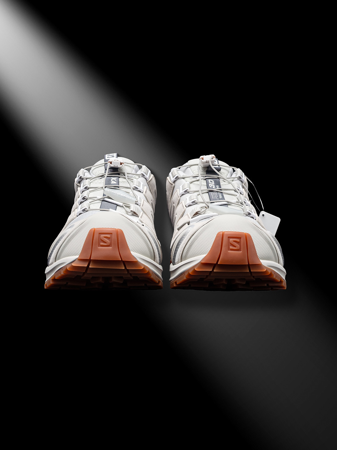 放店💰110 🉐福利特价 原210版本
SALOMON 萨洛蒙 XA PRO 3D 户外运动 网布减震防滑透气 低帮跑步鞋 男女同款 羽毛灰
纯原外贸平台特供订单 耗时半年巨作
#全套原纸板楦头开发
#原厂特供网布配套加持
#确保原汁原味 完美呈现版型
#原档数据独家私模五层组合大底
#男女鞋同步官方开发至46
#原装Ortholite轻量化鞋垫
#中底布带钢印编号 原厂TPU锁扣
#进口港宝加持 后跟自然饱满 还原公司包裹性
#鞋面采用SENSIFT贴合技术
#全方位贴合包裹脚型
#鞋跟部鞋底牵引设计
#提供强大的抓地性能
#更适应野外崎岖不平的道路
#其3D ADVANCED CHASSIS底盘 材料轻量大化 钉齿设计更具稳定性 防护性
#鞋底易磨损区运用CONTAGRIP高耐磨材料 应对城市硬质路面长距离跑考验
货号:472436
Size:36 36.5 37.5 38 38.5 39 40 40.5 41 42 42.5 43 44 45 46