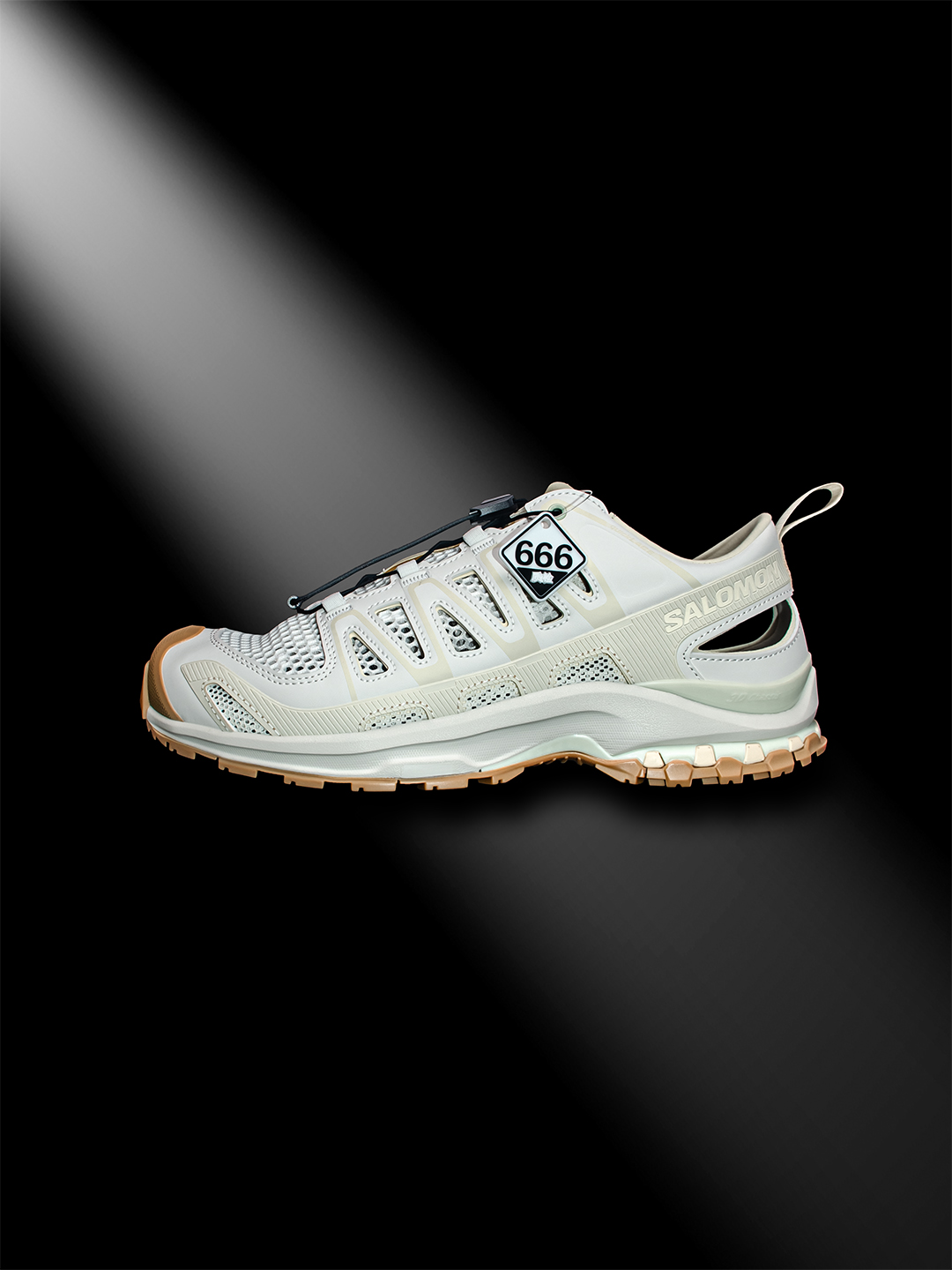 本地💰300 核心私
▪️666质检▪️实拍鉴赏图▪️
SALOMON萨洛蒙XAPRO3DAMPHIB舒适柔软 防水透气耐磨 溯溪鞋 男女同款 白色

纯原外贸平台特供订单 耗时半年巨作 
#全套原纸板楦头开发 
#原厂特供网布配套加持 
#确保原汁原味 完美呈现版型 
#原档数据独家私模五层组合大底 
#男女鞋同步官方开发至46
#原装Ortholite轻量化鞋垫 
#中底布带钢印编号 原厂TPU锁扣 
#进口港宝加持 后跟自然饱满 还原公司包裹性 
#鞋面采用SENSIFT贴合技术 
#全方位贴合包裹脚型 
#鞋跟部鞋底牵引设计 
#提供强大的抓地性能 
#更适应野外崎岖不平的道路 
#其3D ADVANCED CHASSIS底盘 材料轻量大化 钉齿设计更具稳定性 防护性 
#鞋底易磨损区运用CONTAGRIP高耐磨材料 应对城市硬质路面长距离跑考验 

货号：477401

Size：36 36.5 37.5 38 38.5 39 40 40.5 41 42 42.5 43 44 45 46