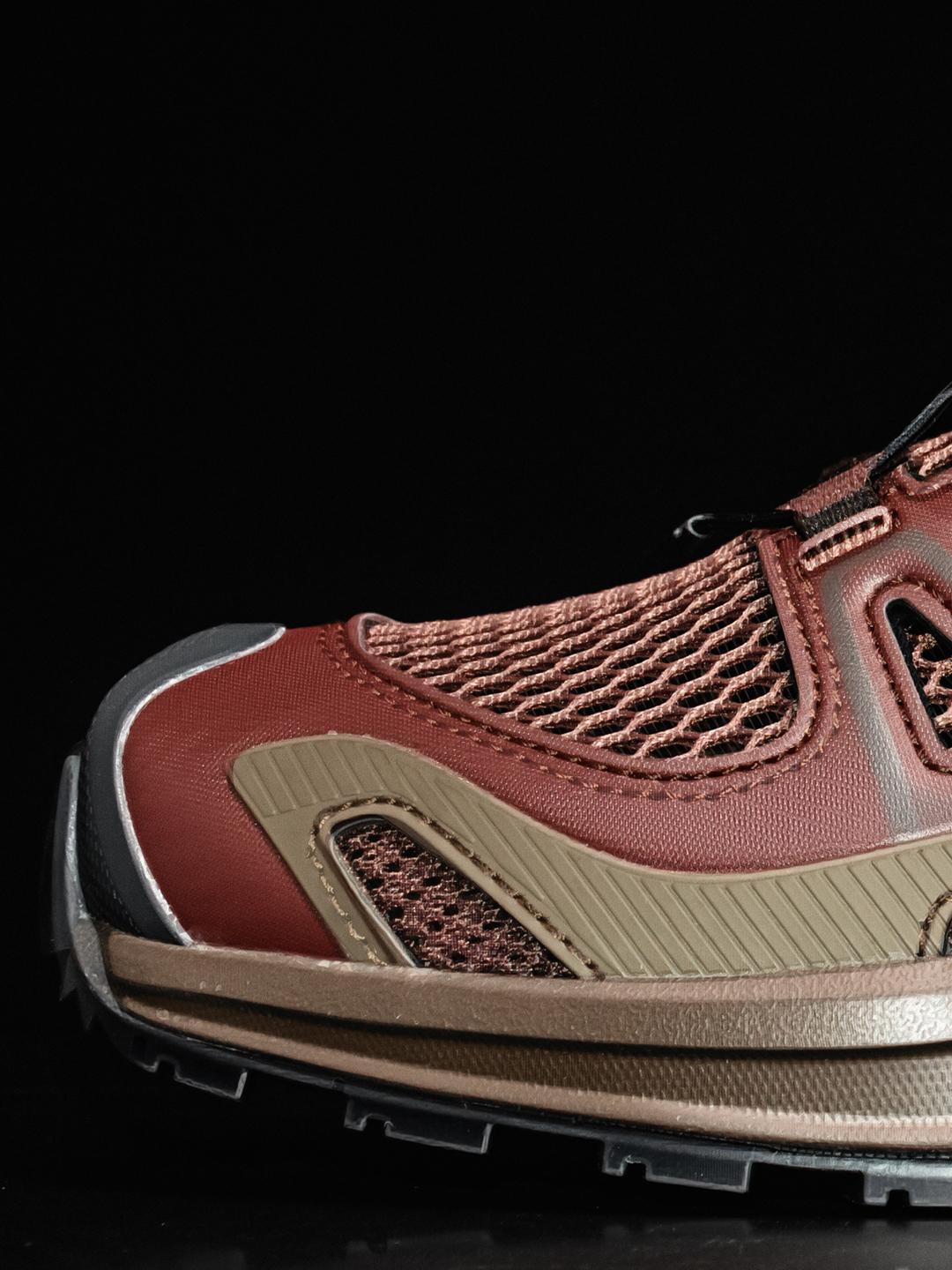 ▪️666质检▪️细节鉴赏图▪️
SALOMON萨洛蒙XAPRO3DAMPHIB舒适柔软 防水透气耐磨 溯溪鞋 男女同款 红橙色

纯原外贸平台特供订单 耗时半年巨作 
#全套原纸板楦头开发 
#原厂特供网布配套加持 
#确保原汁原味 完美呈现版型 
#原档数据独家私模五层组合大底 
#男女鞋同步官方开发至46
#原装Ortholite轻量化鞋垫 
#中底布带钢印编号 原厂TPU锁扣 
#进口港宝加持 后跟自然饱满 还原公司包裹性 
#鞋面采用SENSIFT贴合技术 
#全方位贴合包裹脚型 
#鞋跟部鞋底牵引设计 
#提供强大的抓地性能 
#更适应野外崎岖不平的道路 
#其3D ADVANCED CHASSIS底盘 材料轻量大化 钉齿设计更具稳定性 防护性 
#鞋底易磨损区运用CONTAGRIP高耐磨材料 应对城市硬质路面长距离跑考验 

货号：478040

Size：36 36.5 37.5 38 38.5 39 40 40.5 41 42 42.5 43 44 45 46