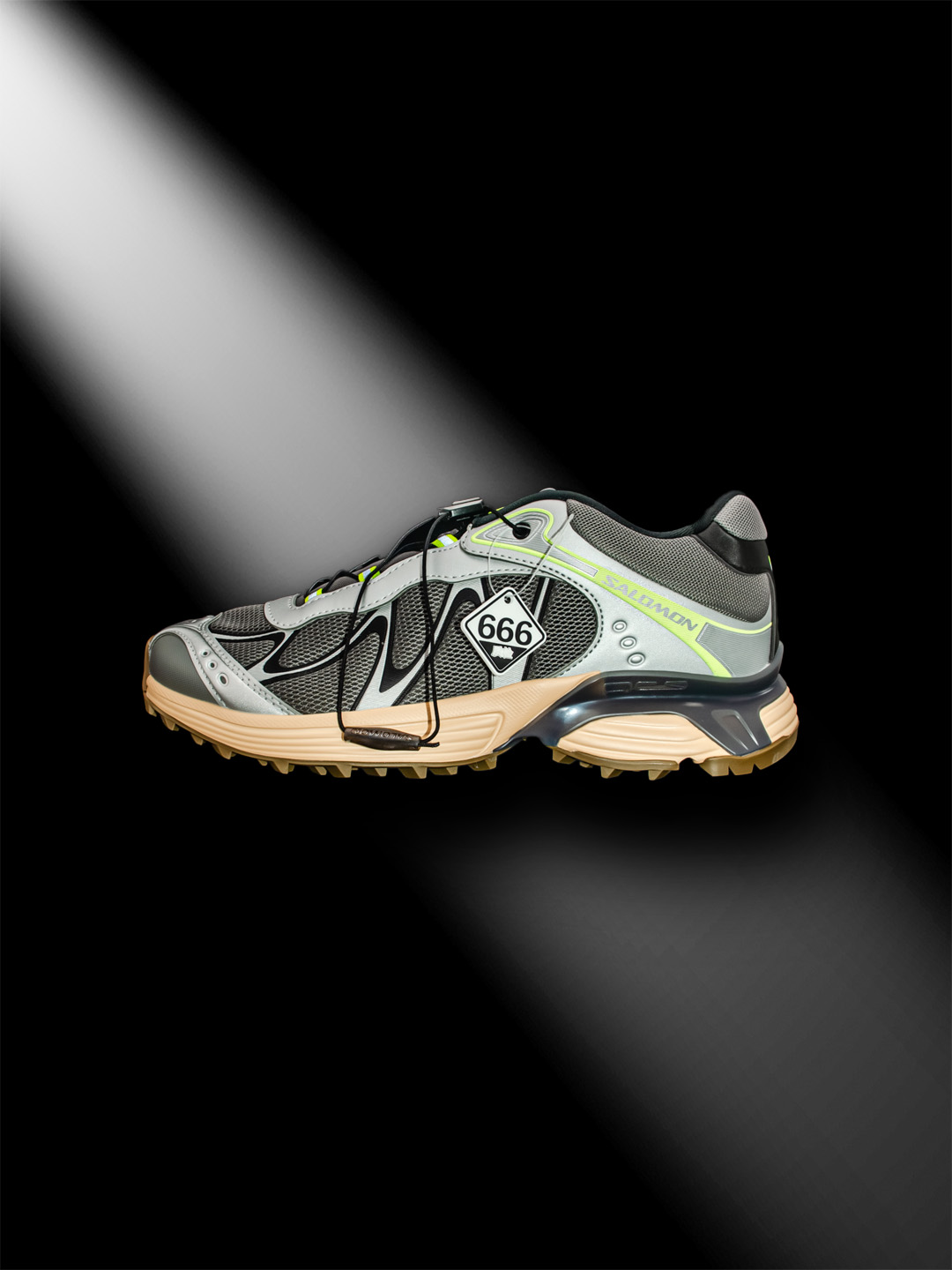 核心私 ▪️666质检▪️实拍鉴赏图▪️ SALOMON 萨洛蒙 XT-WHISPER 圆头耐磨 低帮休闲 越野训练城市通勤跑步鞋 男女同款 银色 纯原外贸平台特供订单 耗时半年巨作 #全套原纸板楦头开发 #原厂特供网布配套加持 #确保原汁原味 完美呈现版型 #原档数据独家私模五层组合大底 #男女鞋同步官方开发至46 #原装Ortholite轻量化鞋垫 #中底布带钢印编号 原厂TPU锁扣 #进口港宝加持 后跟自然饱满 还原公司包裹性 #鞋面采用SENSIFT贴合技术 #全方位贴合包裹脚型 #鞋跟部鞋底牵引设计 #提供强大的抓地性能 #更适应野外崎岖不平的道路 #基于 SALOMON 初代 XT 鞋身造型并搭载 4D ADVANCED CHASSISTM 大底打造而成 为这款 XT-WHISPER 带来了多项足部控制与保护等功能性 如在运动过程中控制左右晃动的过程而提高稳定性、改善长途越野过程中足中到足尖的过渡、提高感知岩石的精确度以抵抗尖锐物体对脚底的伤害以及采用动态缓冲来增强穿着舒适感 从而减轻疲劳感 使 XT-WHISPER 成为一双舒适且安全的户外之履 货号:477611