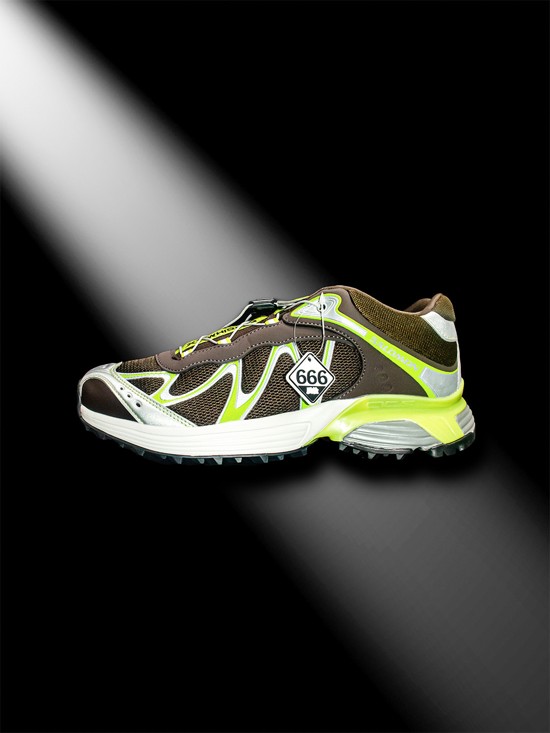 核心私 ▪️666质检▪️实拍鉴赏图▪️ KITH× SALOMON 萨洛蒙 XT-WHISPER 舒适低帮跑步鞋 男女同款 褐绿色 纯原外贸平台特供订单 耗时半年巨作 #全套原纸板楦头开发 #原厂特供网布配套加持 #确保原汁原味 完美呈现版型 #原档数据独家私模五层组合大底 #男女鞋同步官方开发至46 #原装Ortholite轻量化鞋垫 #中底布带钢印编号 原厂TPU锁扣 #进口港宝加持 后跟自然饱满 还原公司包裹性 #鞋面采用SENSIFT贴合技术 #全方位贴合包裹脚型 #鞋跟部鞋底牵引设计 #提供强大的抓地性能 #更适应野外崎岖不平的道路 #基于 SALOMON 初代 XT 鞋身造型并搭载 4D ADVANCED CHASSISTM 大底打造而成 为这款 XT-WHISPER 带来了多项足部控制与保护等功能性 如在运动过程中控制左右晃动的过程而提高稳定性、改善长途越野过程中足中到足尖的过渡、提高感知岩石的精确度以抵抗尖锐物体对脚底的伤害以及采用动态缓冲来增强穿着舒适感 从而减轻疲劳感 使 XT-WHISPER 成为一双舒适且安全的户外之履 货号:479049