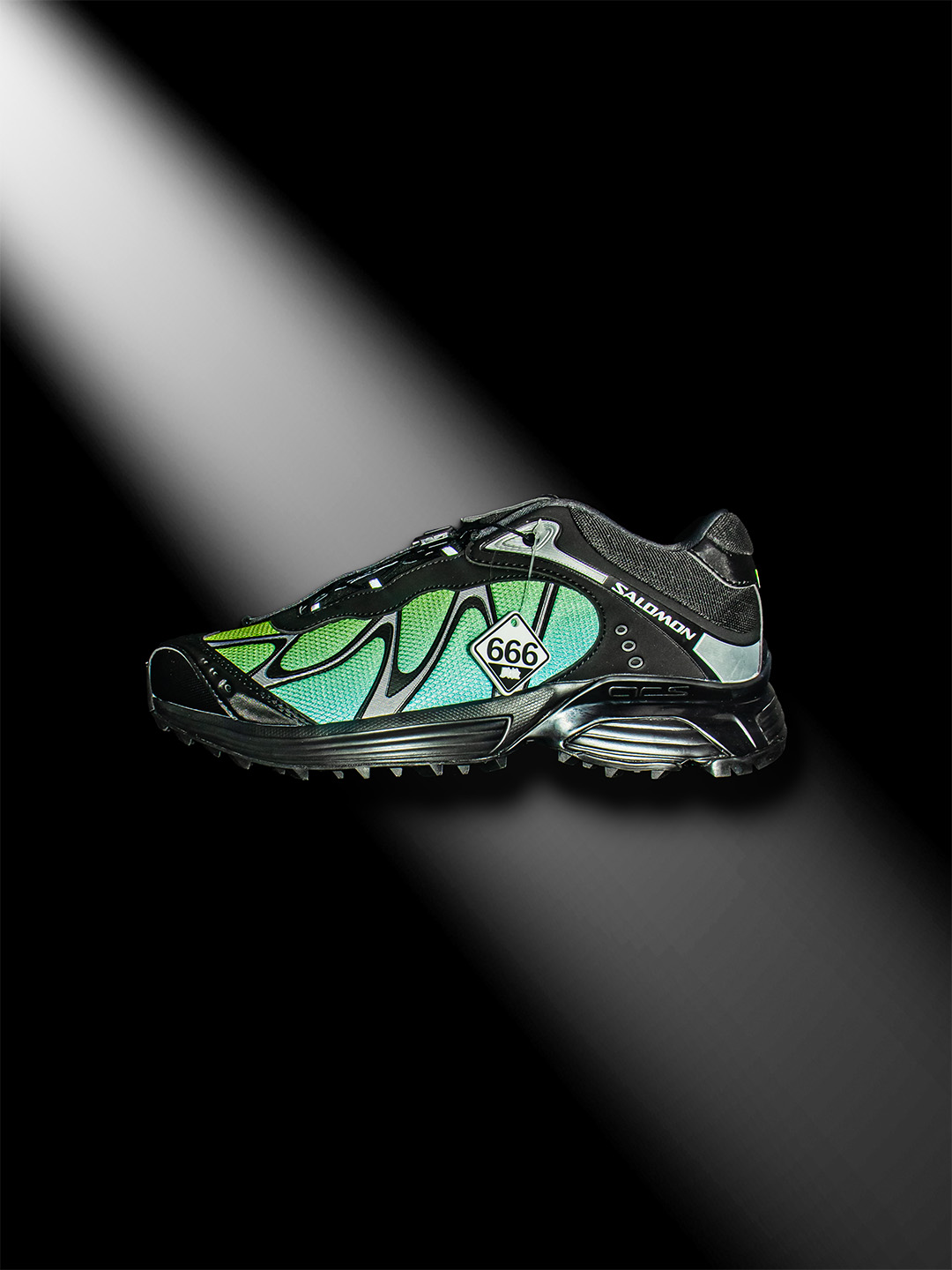 本地💰300 核心私
▪️666质检▪️实拍鉴赏图▪️
SALOMON 萨洛蒙 XT-WHISPER 
潮流百搭 防滑耐磨低帮 生活休闲鞋 男女同款 黑白银

纯原外贸平台特供订单 耗时半年巨作 
#全套原纸板楦头开发 
#原厂特供网布配套加持 
#确保原汁原味 完美呈现版型 
#原档数据独家私模五层组合大底 
#男女鞋同步官方开发至46
#原装Ortholite轻量化鞋垫 
#中底布带钢印编号 原厂TPU锁扣 
#进口港宝加持 后跟自然饱满 还原公司包裹性 
#鞋面采用SENSIFT贴合技术 
#全方位贴合包裹脚型 
#鞋跟部鞋底牵引设计 
#提供强大的抓地性能 
#更适应野外崎岖不平的道路 
#基于 SALOMON 初代 XT 鞋身造型并搭载 4D ADVANCED CHASSIS™ 大底打造而成 为这款 XT-WHISPER 带来了多项足部控制与保护等功能性 如在运动过程中控制左右晃动的过程而提高稳定性、改善长途越野过程中足中到足尖的过渡、提高感知岩石的精确度以抵抗尖锐物体对脚底的伤害以及采用动态缓冲来增强穿着舒适感 从而减轻疲劳感 使 XT-WHISPER 成为一双舒适且安全的户外之履 

货号：477616

Size：36 36.5 37.5 38 38.5 39 40 40.5 41 42 42.5 43 44 45 46