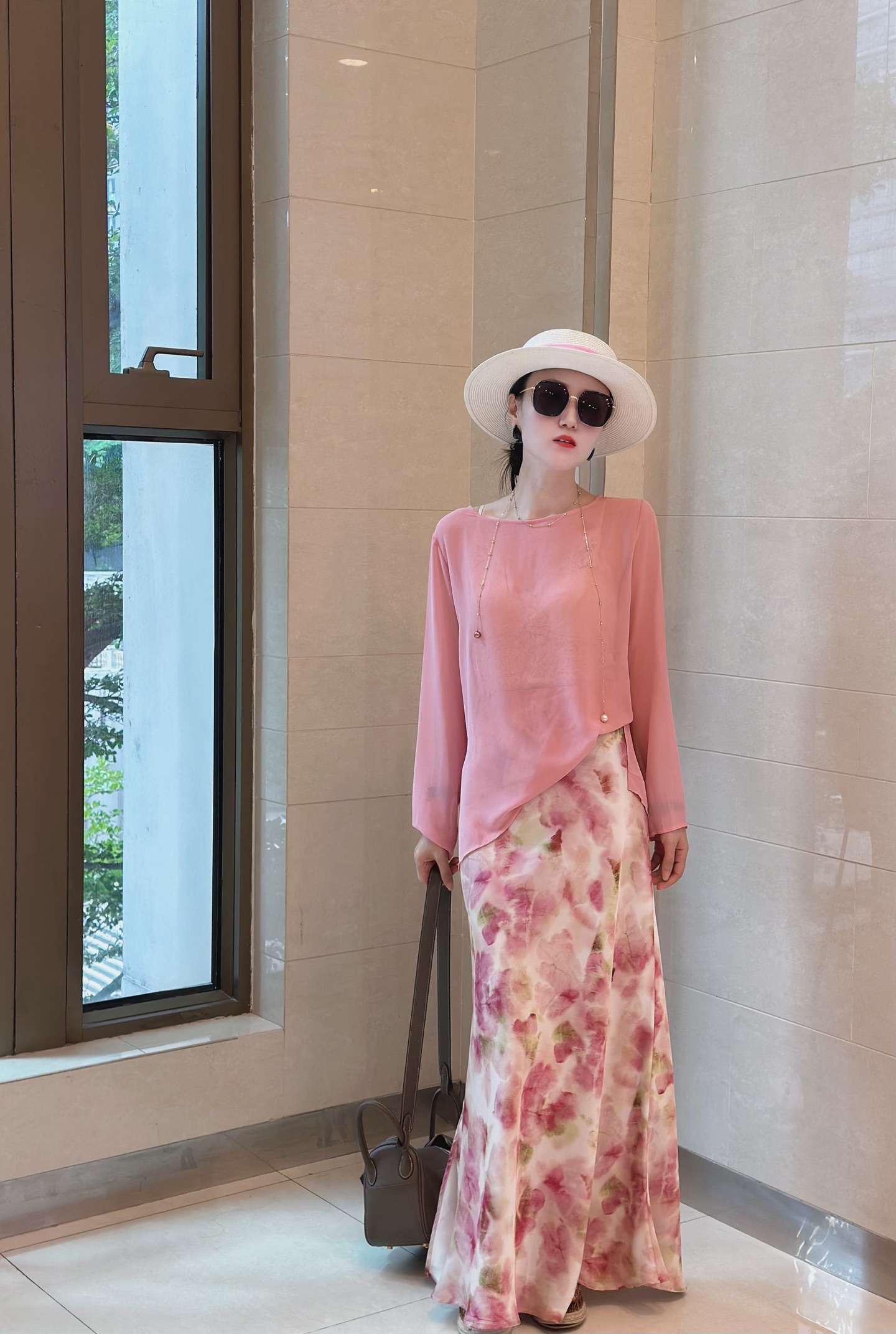 Fashionable Women’s Suit and Tan-Proof Shirt Set for Family Support. - 图片 5