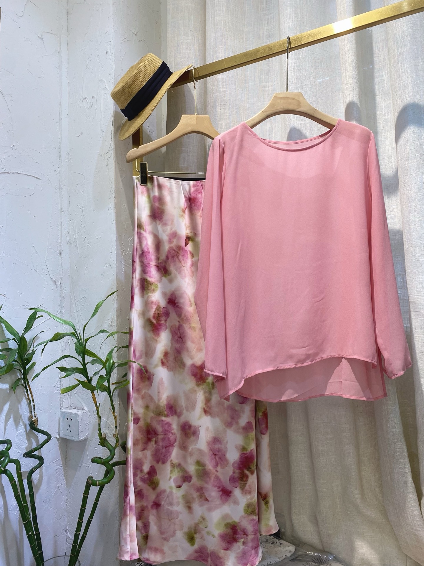 Fashionable Women’s Suit and Tan-Proof Shirt Set for Family Support. - 图片 7