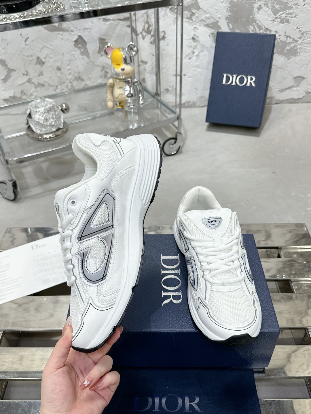 工厂价:340💰
———品牌:Dior 【迪奥】
———品质:高版本【情侣款🧑🤝🧑】
———描述:B30尖端炸街爆款超人气运动,新品专柜同步,鞋面意大利原版进口牛皮透气网布面料搭配,潮达人必备,复杂工艺完美复刻 进口柔软水染牛内里 牛皮垫脚 鞋底:原厂特供原版底,独家活动成型底超级舒适,原厂跟单货,🔍🔍高品质,可随意进出专柜,欢迎对比
———码数:35-45 (可订46 47 )