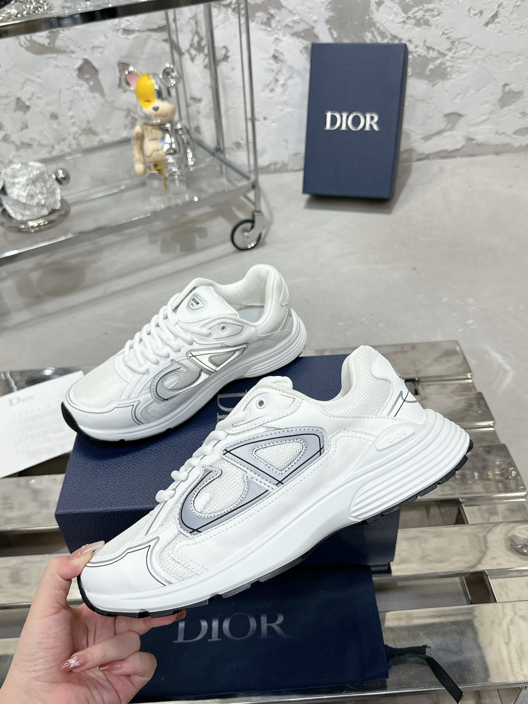 工厂价:340💰
———品牌:Dior 【迪奥】
———品质:高版本【情侣款🧑🤝🧑】
———描述:B30尖端炸街爆款超人气运动,新品专柜同步,鞋面意大利原版进口牛皮透气网布面料搭配,潮达人必备,复杂工艺完美复刻 进口柔软水染牛内里 牛皮垫脚 鞋底:原厂特供原版底,独家活动成型底超级舒适,原厂跟单货,🔍🔍高品质,可随意进出专柜,欢迎对比
———码数:35-45 (可订46 47 )