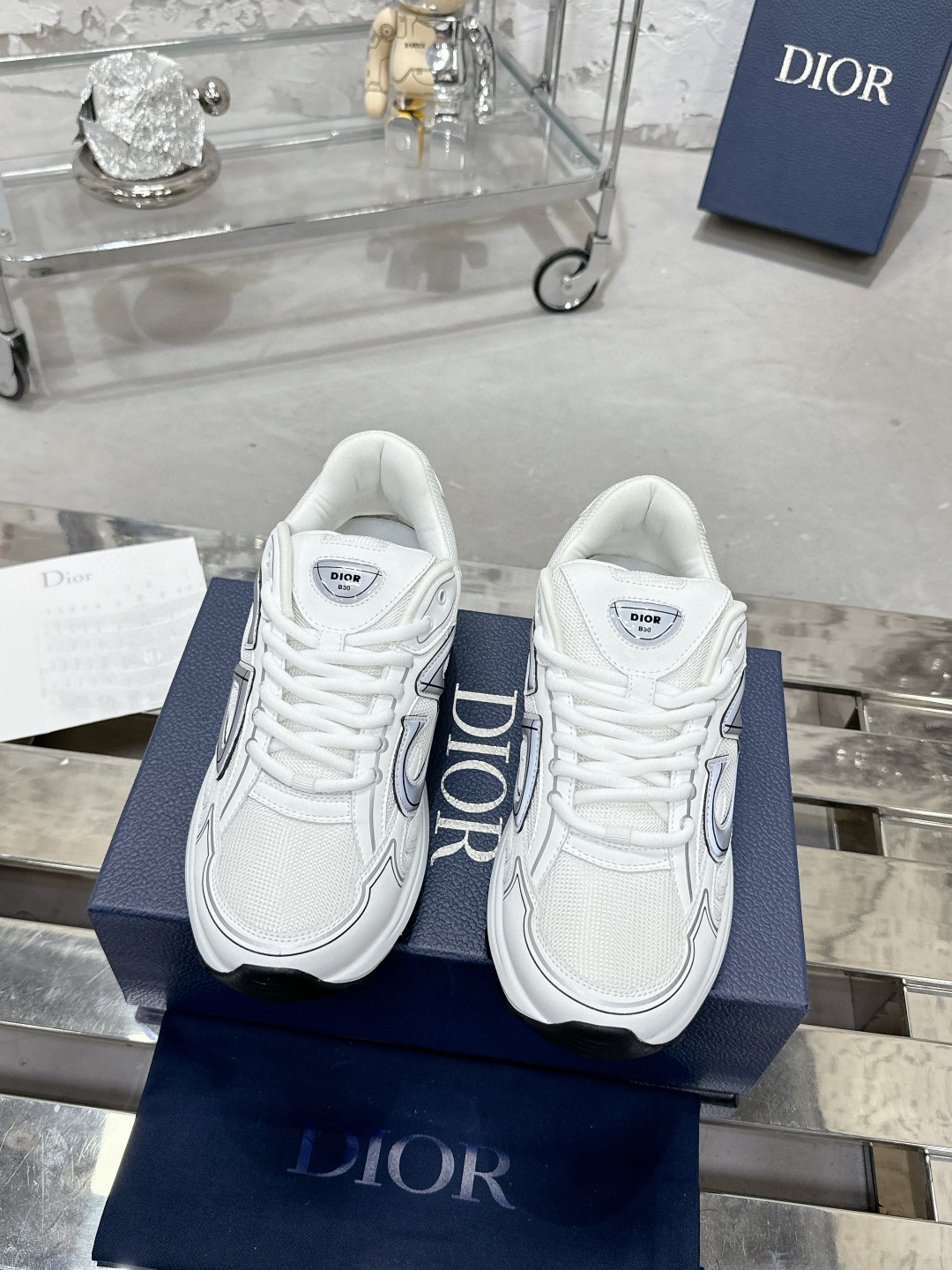 工厂价:340💰
———品牌:Dior 【迪奥】
———品质:高版本【情侣款🧑🤝🧑】
———描述:B30尖端炸街爆款超人气运动,新品专柜同步,鞋面意大利原版进口牛皮透气网布面料搭配,潮达人必备,复杂工艺完美复刻 进口柔软水染牛内里 牛皮垫脚 鞋底:原厂特供原版底,独家活动成型底超级舒适,原厂跟单货,🔍🔍高品质,可随意进出专柜,欢迎对比
———码数:35-45 (可订46 47 )
