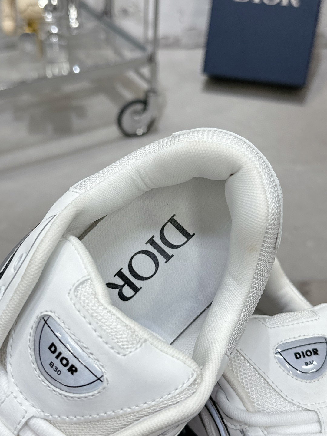 工厂价:340💰
———品牌:Dior 【迪奥】
———品质:高版本【情侣款🧑🤝🧑】
———描述:B30尖端炸街爆款超人气运动,新品专柜同步,鞋面意大利原版进口牛皮透气网布面料搭配,潮达人必备,复杂工艺完美复刻 进口柔软水染牛内里 牛皮垫脚 鞋底:原厂特供原版底,独家活动成型底超级舒适,原厂跟单货,🔍🔍高品质,可随意进出专柜,欢迎对比
———码数:35-45 (可订46 47 )