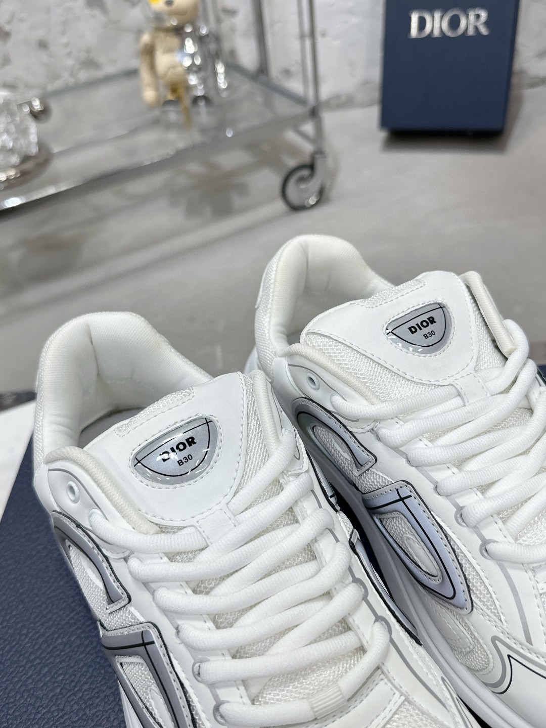 工厂价:340💰
———品牌:Dior 【迪奥】
———品质:高版本【情侣款🧑🤝🧑】
———描述:B30尖端炸街爆款超人气运动,新品专柜同步,鞋面意大利原版进口牛皮透气网布面料搭配,潮达人必备,复杂工艺完美复刻 进口柔软水染牛内里 牛皮垫脚 鞋底:原厂特供原版底,独家活动成型底超级舒适,原厂跟单货,🔍🔍高品质,可随意进出专柜,欢迎对比
———码数:35-45 (可订46 47 )