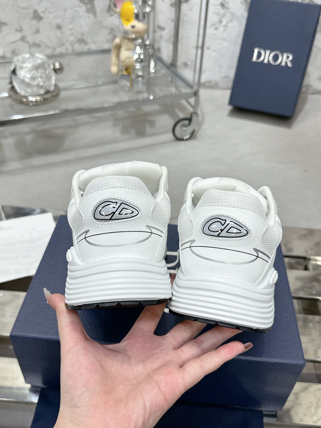 工厂价:340💰
———品牌:Dior 【迪奥】
———品质:高版本【情侣款🧑🤝🧑】
———描述:B30尖端炸街爆款超人气运动,新品专柜同步,鞋面意大利原版进口牛皮透气网布面料搭配,潮达人必备,复杂工艺完美复刻 进口柔软水染牛内里 牛皮垫脚 鞋底:原厂特供原版底,独家活动成型底超级舒适,原厂跟单货,🔍🔍高品质,可随意进出专柜,欢迎对比
———码数:35-45 (可订46 47 )