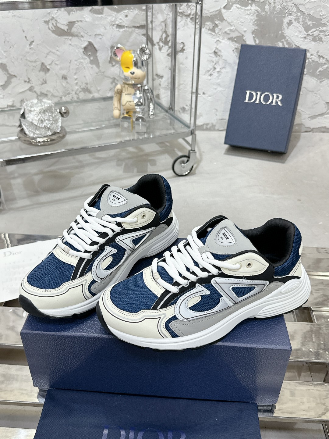 工厂价:340💰
———品牌:Dior 【迪奥】
———品质:高版本【情侣款🧑🤝🧑】
———描述:B30尖端炸街爆款超人气运动,新品专柜同步,鞋面意大利原版进口牛皮透气网布面料搭配,潮达人必备,复杂工艺完美复刻 进口柔软水染牛内里 牛皮垫脚 鞋底:原厂特供原版底,独家活动成型底超级舒适,原厂跟单货,🔍🔍高品质,可随意进出专柜,欢迎对比
———码数:35-45 (可订46 47 )
