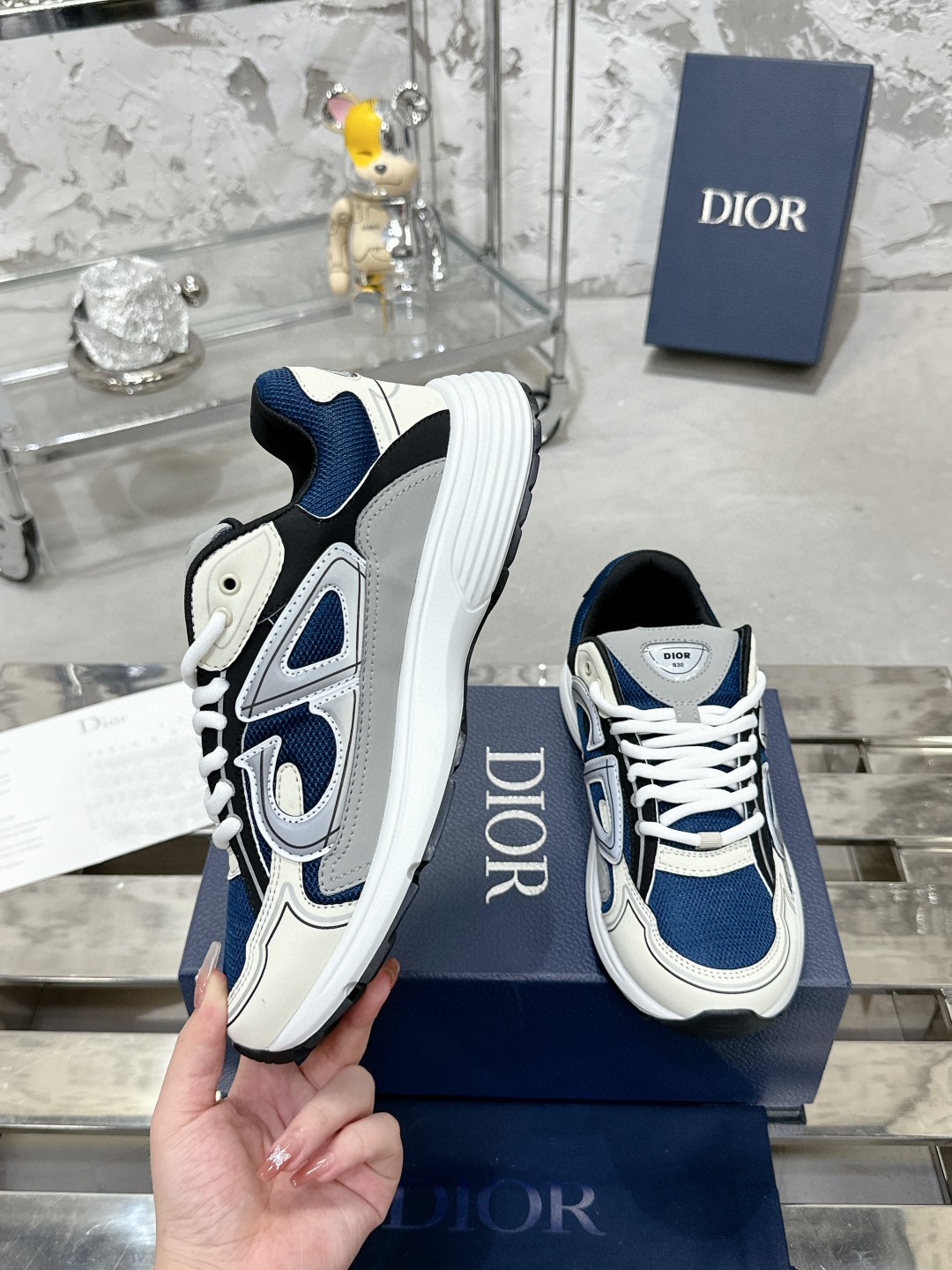 工厂价:340💰
———品牌:Dior 【迪奥】
———品质:高版本【情侣款🧑🤝🧑】
———描述:B30尖端炸街爆款超人气运动,新品专柜同步,鞋面意大利原版进口牛皮透气网布面料搭配,潮达人必备,复杂工艺完美复刻 进口柔软水染牛内里 牛皮垫脚 鞋底:原厂特供原版底,独家活动成型底超级舒适,原厂跟单货,🔍🔍高品质,可随意进出专柜,欢迎对比
———码数:35-45 (可订46 47 )