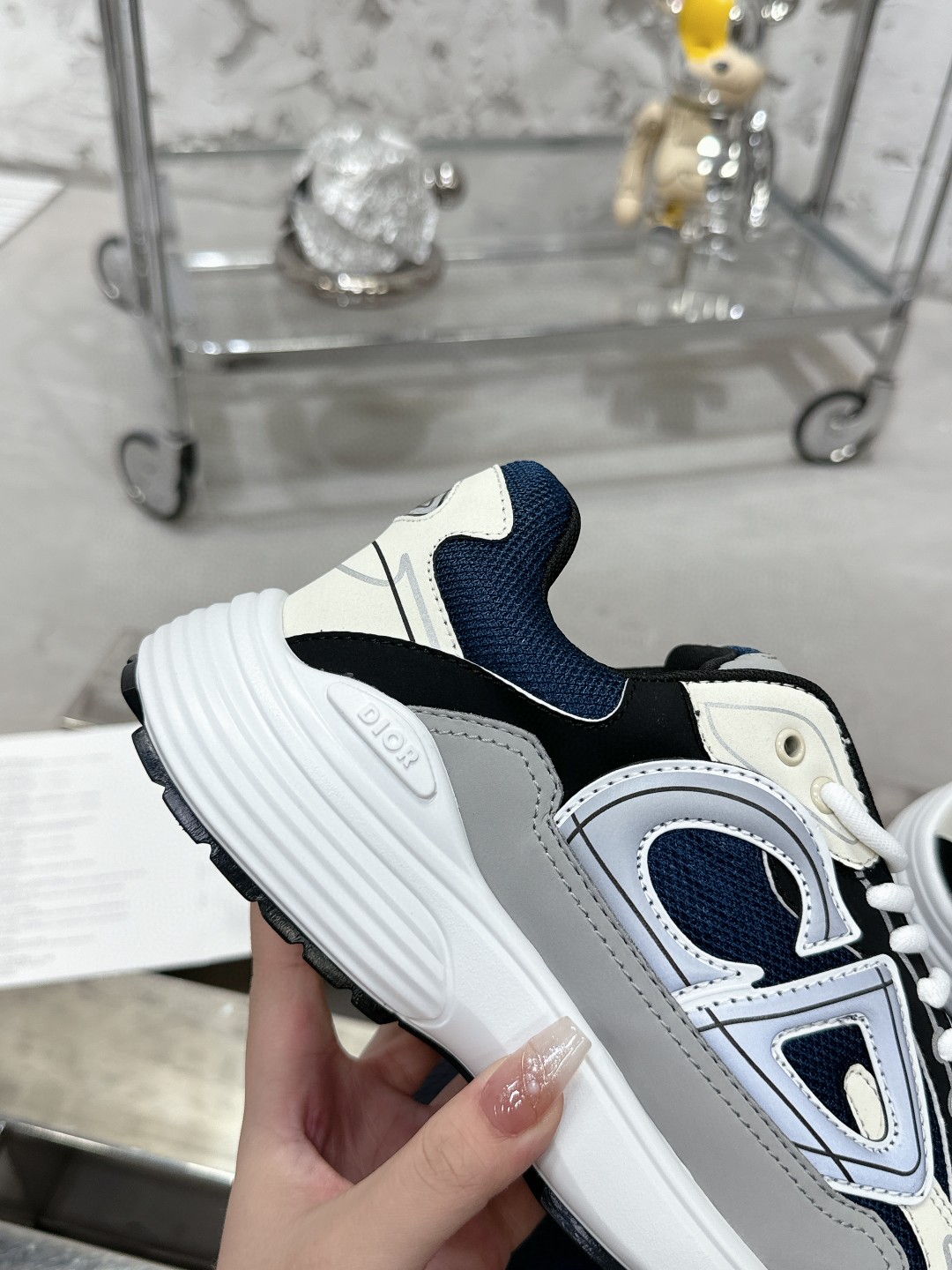 工厂价:340💰
———品牌:Dior 【迪奥】
———品质:高版本【情侣款🧑🤝🧑】
———描述:B30尖端炸街爆款超人气运动,新品专柜同步,鞋面意大利原版进口牛皮透气网布面料搭配,潮达人必备,复杂工艺完美复刻 进口柔软水染牛内里 牛皮垫脚 鞋底:原厂特供原版底,独家活动成型底超级舒适,原厂跟单货,🔍🔍高品质,可随意进出专柜,欢迎对比
———码数:35-45 (可订46 47 )