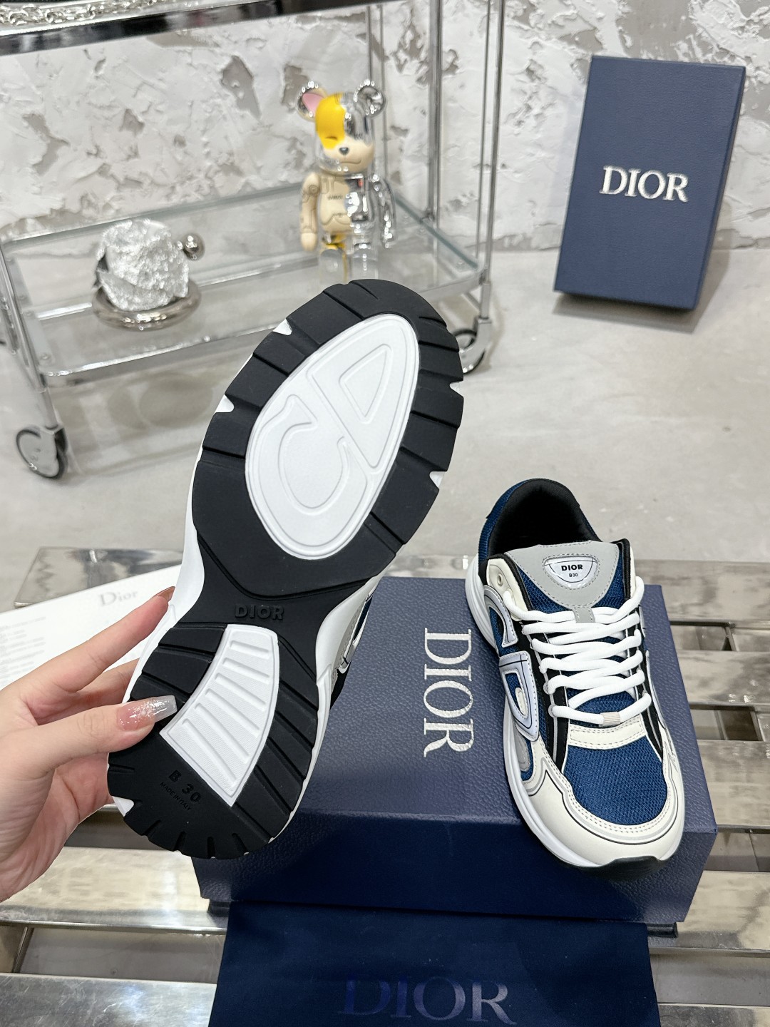 工厂价:340💰
———品牌:Dior 【迪奥】
———品质:高版本【情侣款🧑🤝🧑】
———描述:B30尖端炸街爆款超人气运动,新品专柜同步,鞋面意大利原版进口牛皮透气网布面料搭配,潮达人必备,复杂工艺完美复刻 进口柔软水染牛内里 牛皮垫脚 鞋底:原厂特供原版底,独家活动成型底超级舒适,原厂跟单货,🔍🔍高品质,可随意进出专柜,欢迎对比
———码数:35-45 (可订46 47 )