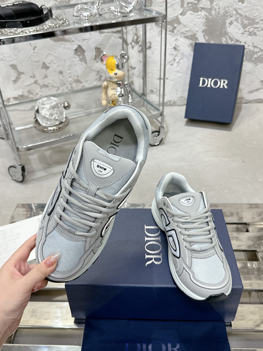 工厂价：340💰
———品牌：Dior 【迪奥】
———品质：高版本【情侣款🧑‍🤝‍🧑】
———描述：B30尖端炸街爆款超人气运动，新品专柜同步，鞋面意大利原版进口牛皮透气网布面料搭配，潮达人必备，复杂工艺完美复刻 进口柔软水染牛内里 牛皮垫脚 鞋底：原厂特供原版底，独家活动成型底超级舒适，原厂跟单货，🔍🔍高品质，可随意进出专柜，欢迎对比
———码数：35-45 （可订46 47 ）
