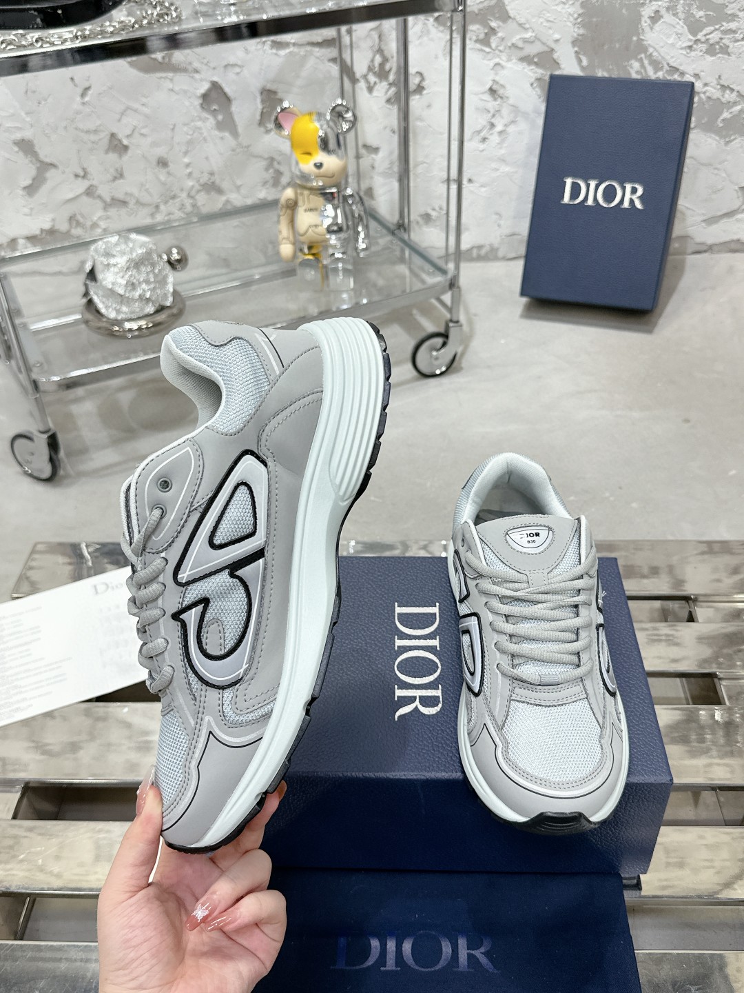 工厂价：340💰
———品牌：Dior 【迪奥】
———品质：高版本【情侣款🧑‍🤝‍🧑】
———描述：B30尖端炸街爆款超人气运动，新品专柜同步，鞋面意大利原版进口牛皮透气网布面料搭配，潮达人必备，复杂工艺完美复刻 进口柔软水染牛内里 牛皮垫脚 鞋底：原厂特供原版底，独家活动成型底超级舒适，原厂跟单货，🔍🔍高品质，可随意进出专柜，欢迎对比
———码数：35-45 （可订46 47 ）