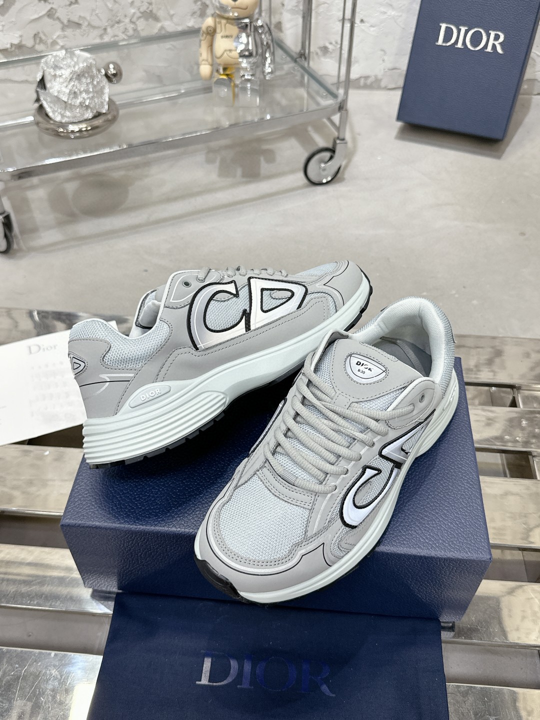 工厂价：340💰
———品牌：Dior 【迪奥】
———品质：高版本【情侣款🧑‍🤝‍🧑】
———描述：B30尖端炸街爆款超人气运动，新品专柜同步，鞋面意大利原版进口牛皮透气网布面料搭配，潮达人必备，复杂工艺完美复刻 进口柔软水染牛内里 牛皮垫脚 鞋底：原厂特供原版底，独家活动成型底超级舒适，原厂跟单货，🔍🔍高品质，可随意进出专柜，欢迎对比
———码数：35-45 （可订46 47 ）