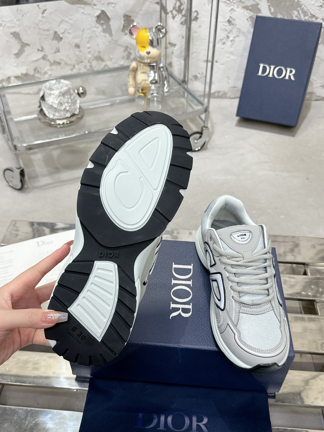 工厂价：340💰
———品牌：Dior 【迪奥】
———品质：高版本【情侣款🧑‍🤝‍🧑】
———描述：B30尖端炸街爆款超人气运动，新品专柜同步，鞋面意大利原版进口牛皮透气网布面料搭配，潮达人必备，复杂工艺完美复刻 进口柔软水染牛内里 牛皮垫脚 鞋底：原厂特供原版底，独家活动成型底超级舒适，原厂跟单货，🔍🔍高品质，可随意进出专柜，欢迎对比
———码数：35-45 （可订46 47 ）