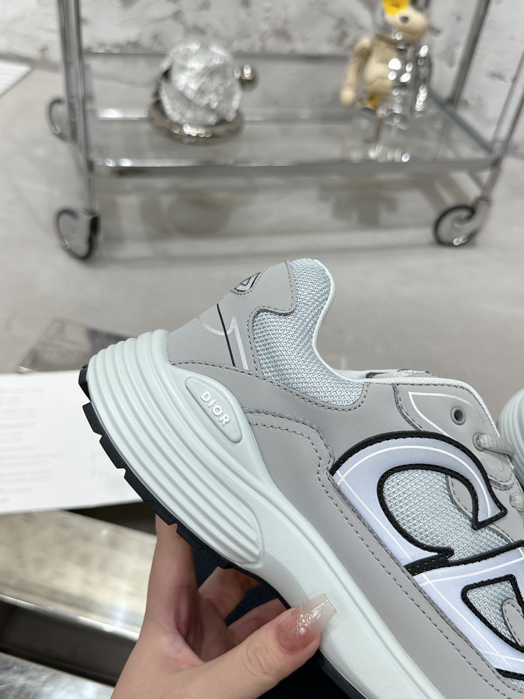 工厂价：340💰
———品牌：Dior 【迪奥】
———品质：高版本【情侣款🧑‍🤝‍🧑】
———描述：B30尖端炸街爆款超人气运动，新品专柜同步，鞋面意大利原版进口牛皮透气网布面料搭配，潮达人必备，复杂工艺完美复刻 进口柔软水染牛内里 牛皮垫脚 鞋底：原厂特供原版底，独家活动成型底超级舒适，原厂跟单货，🔍🔍高品质，可随意进出专柜，欢迎对比
———码数：35-45 （可订46 47 ）