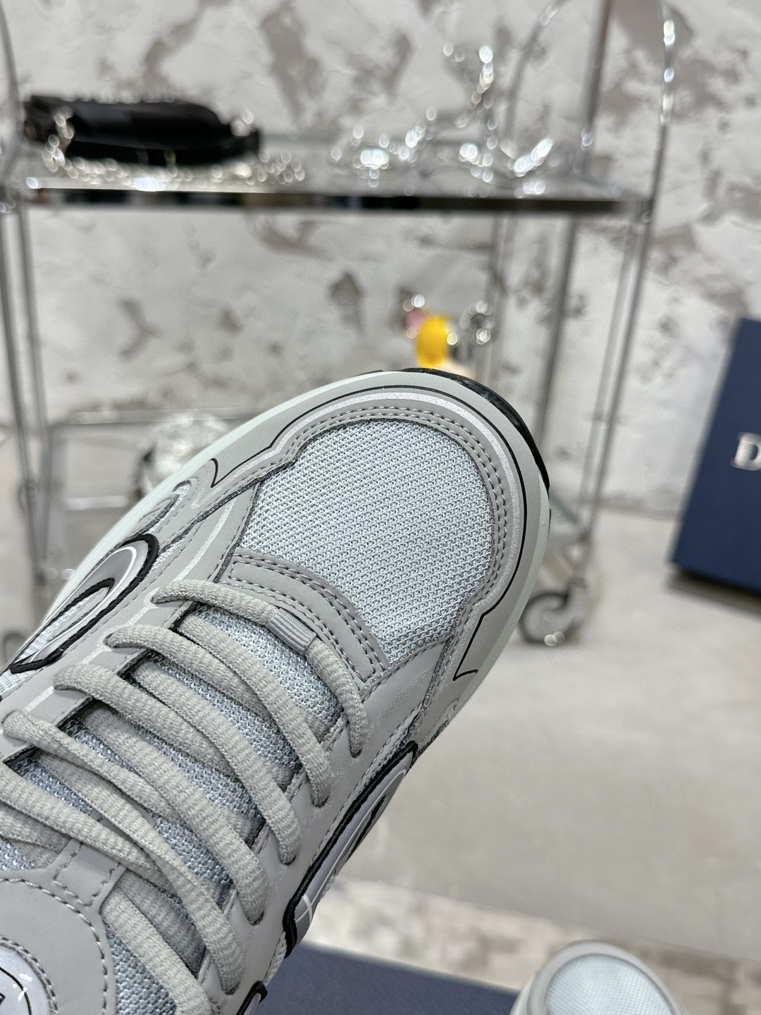 工厂价：340💰
———品牌：Dior 【迪奥】
———品质：高版本【情侣款🧑‍🤝‍🧑】
———描述：B30尖端炸街爆款超人气运动，新品专柜同步，鞋面意大利原版进口牛皮透气网布面料搭配，潮达人必备，复杂工艺完美复刻 进口柔软水染牛内里 牛皮垫脚 鞋底：原厂特供原版底，独家活动成型底超级舒适，原厂跟单货，🔍🔍高品质，可随意进出专柜，欢迎对比
———码数：35-45 （可订46 47 ）