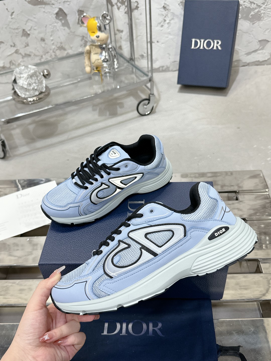 工厂价:340💰
———品牌:Dior 【迪奥】
———品质:高版本【情侣款🧑🤝🧑】
———描述:B30尖端炸街爆款超人气运动,新品专柜同步,鞋面意大利原版进口牛皮透气网布面料搭配,潮达人必备,复杂工艺完美复刻 进口柔软水染牛内里 牛皮垫脚 鞋底:原厂特供原版底,独家活动成型底超级舒适,原厂跟单货,🔍🔍高品质,可随意进出专柜,欢迎对比
———码数:35-45 (可订46 47 )