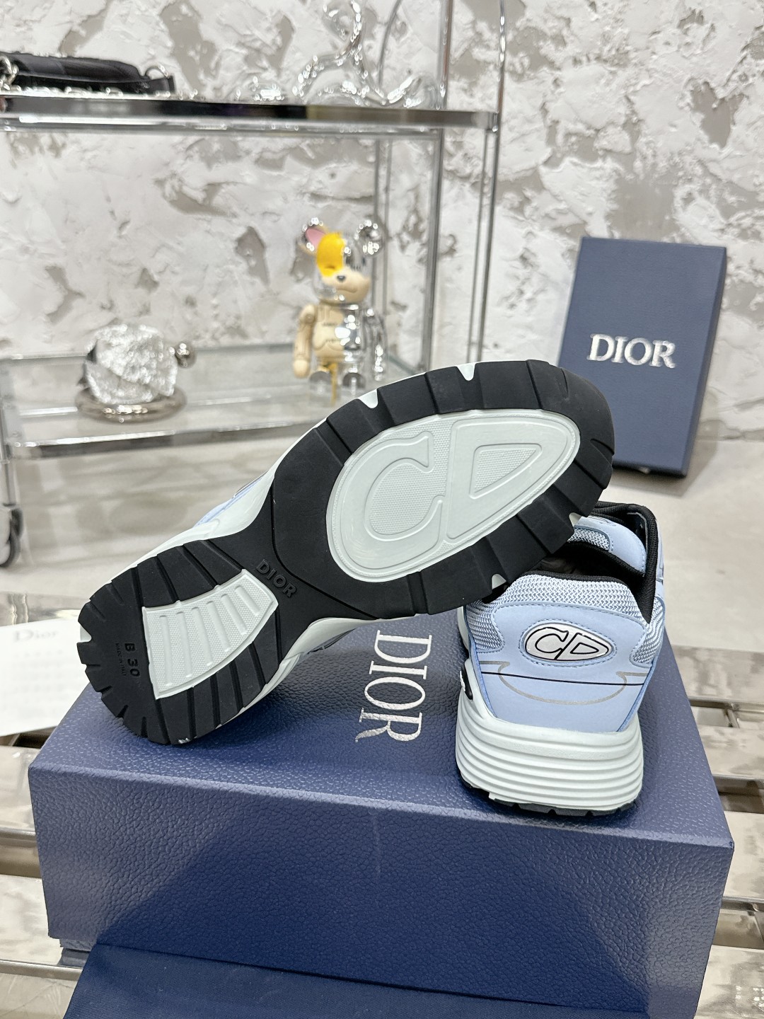 工厂价:340💰
———品牌:Dior 【迪奥】
———品质:高版本【情侣款🧑🤝🧑】
———描述:B30尖端炸街爆款超人气运动,新品专柜同步,鞋面意大利原版进口牛皮透气网布面料搭配,潮达人必备,复杂工艺完美复刻 进口柔软水染牛内里 牛皮垫脚 鞋底:原厂特供原版底,独家活动成型底超级舒适,原厂跟单货,🔍🔍高品质,可随意进出专柜,欢迎对比
———码数:35-45 (可订46 47 )