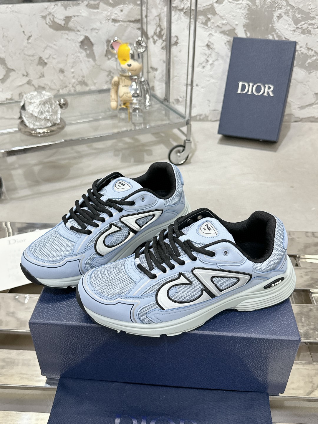 工厂价:340💰
———品牌:Dior 【迪奥】
———品质:高版本【情侣款🧑🤝🧑】
———描述:B30尖端炸街爆款超人气运动,新品专柜同步,鞋面意大利原版进口牛皮透气网布面料搭配,潮达人必备,复杂工艺完美复刻 进口柔软水染牛内里 牛皮垫脚 鞋底:原厂特供原版底,独家活动成型底超级舒适,原厂跟单货,🔍🔍高品质,可随意进出专柜,欢迎对比
———码数:35-45 (可订46 47 )