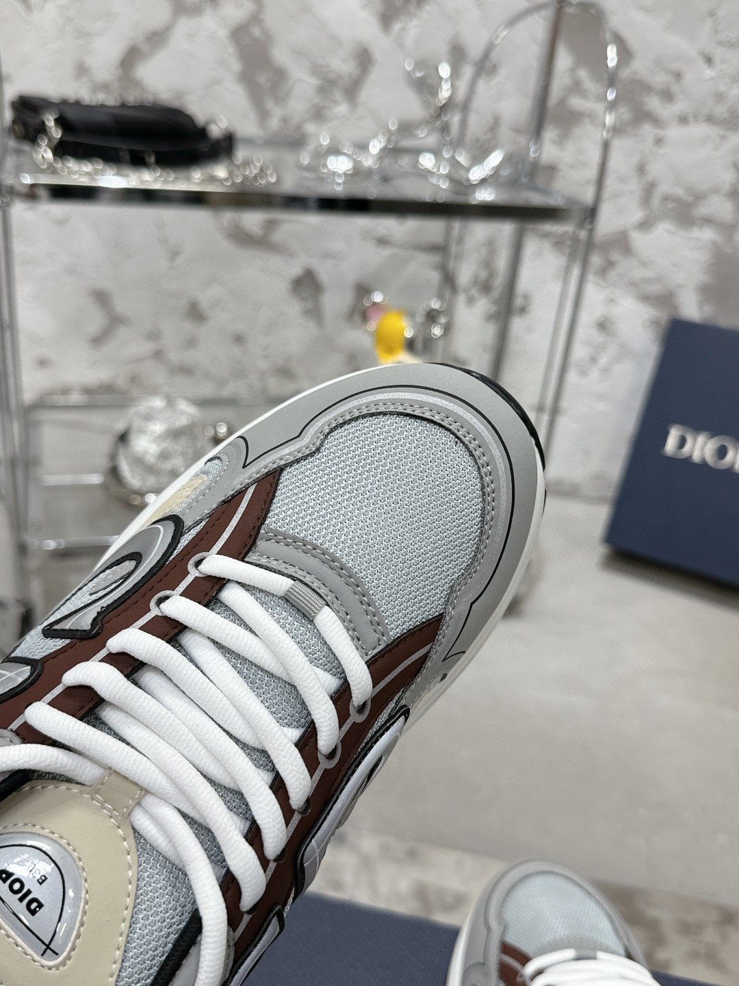 工厂价:340💰
———品牌:Dior 【迪奥】
———品质:高版本【情侣款🧑🤝🧑】
———描述:B30尖端炸街爆款超人气运动,新品专柜同步,鞋面意大利原版进口牛皮透气网布面料搭配,潮达人必备,复杂工艺完美复刻 进口柔软水染牛内里 牛皮垫脚 鞋底:原厂特供原版底,独家活动成型底超级舒适,原厂跟单货,🔍🔍高品质,可随意进出专柜,欢迎对比
———码数:35-45 (可订46 47 )