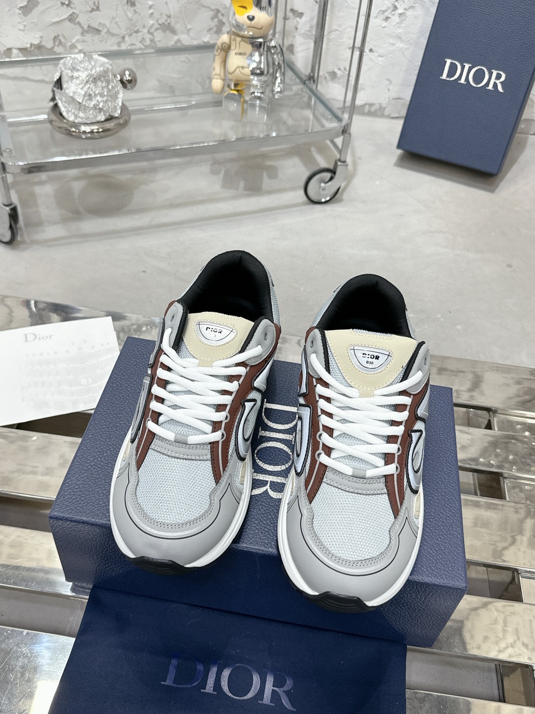 工厂价:340💰
———品牌:Dior 【迪奥】
———品质:高版本【情侣款🧑🤝🧑】
———描述:B30尖端炸街爆款超人气运动,新品专柜同步,鞋面意大利原版进口牛皮透气网布面料搭配,潮达人必备,复杂工艺完美复刻 进口柔软水染牛内里 牛皮垫脚 鞋底:原厂特供原版底,独家活动成型底超级舒适,原厂跟单货,🔍🔍高品质,可随意进出专柜,欢迎对比
———码数:35-45 (可订46 47 )