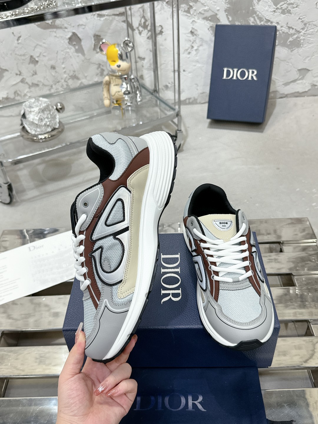 工厂价:340💰
———品牌:Dior 【迪奥】
———品质:高版本【情侣款🧑🤝🧑】
———描述:B30尖端炸街爆款超人气运动,新品专柜同步,鞋面意大利原版进口牛皮透气网布面料搭配,潮达人必备,复杂工艺完美复刻 进口柔软水染牛内里 牛皮垫脚 鞋底:原厂特供原版底,独家活动成型底超级舒适,原厂跟单货,🔍🔍高品质,可随意进出专柜,欢迎对比
———码数:35-45 (可订46 47 )