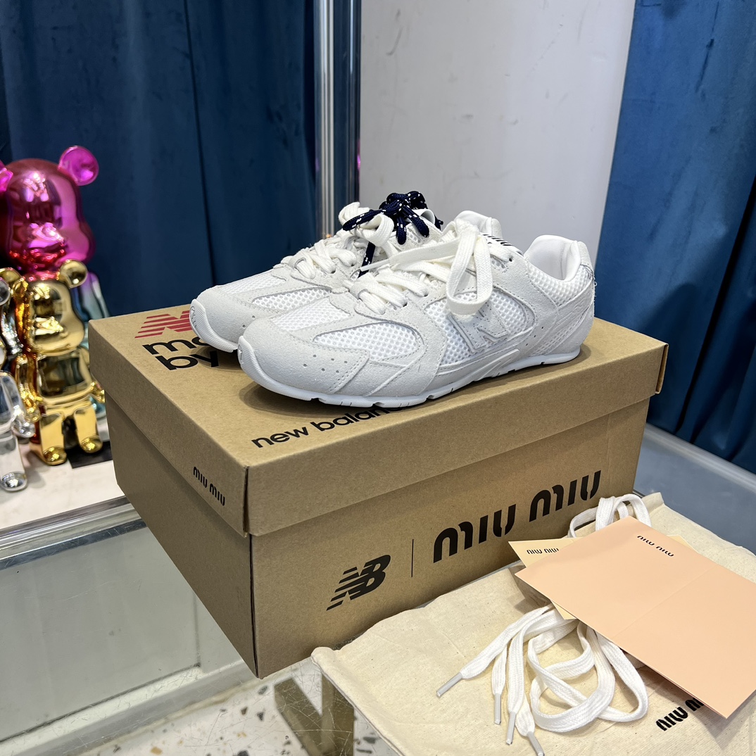 El principal desfile miumiu x New Balance 530 miumiu SS24 reveló un nuevo proyecto conjunto con New Balance. Está diseñ…