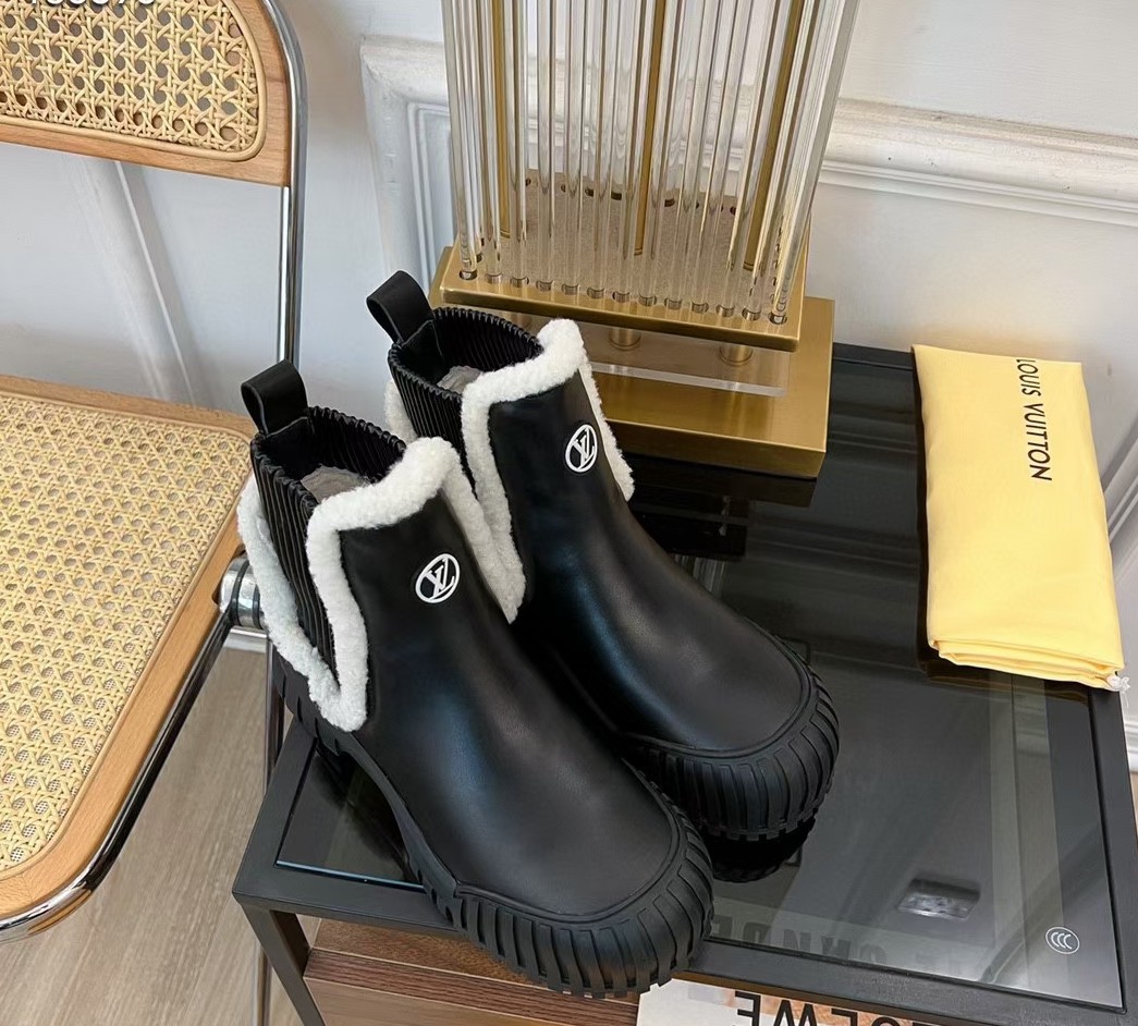 NO:477067,Louis————————— Vuitton Louis Vuitton catwalk new style, high-end custom 11-call replica celebrity celebrity catwalk model, century-old classic, comfortable to put on the feet, paired with Louis Vuitton logo embossed leather label and wear-resistant leather outsole. Fabric top layer calfskin. Inner real wool lilies. Size 35-41, boots, louis vuitton, louis vuitton, boots, cowhide19860909Louis———————— Vuitton路易威登走秀新款 高端定制 11刻复 明星网红走秀款,百年经典 上脚舒适 搭配路易威登标识压纹皮革标签和耐磨皮革外底. 面料头层小牛皮 .内里 真羊毛里.码数35一41,靴子,louis vuitton,louis vuitton,boots,cowhide,Women's Shoes